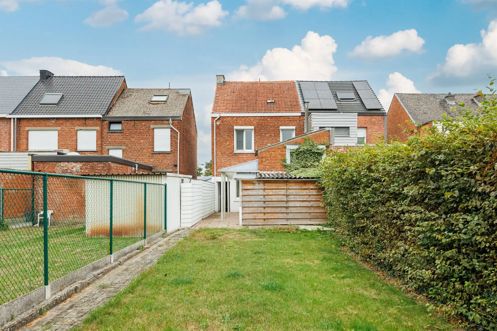 Te renoveren woning met vier slaapkamers en tuin foto 18
