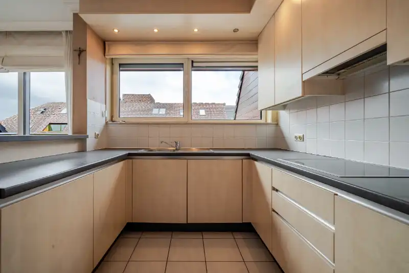 Roeselare-centrum. Lichtrijk 2-slaapkamerappartement in hartje Roeselare met vooraan en achteraan prachtige terrassen. Overal dichtbij en op 4 hoog gelegen ! foto 5