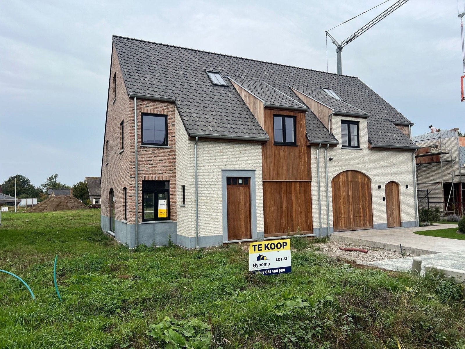 Landelijke, halfopen woningen foto {{pictureIndex}}