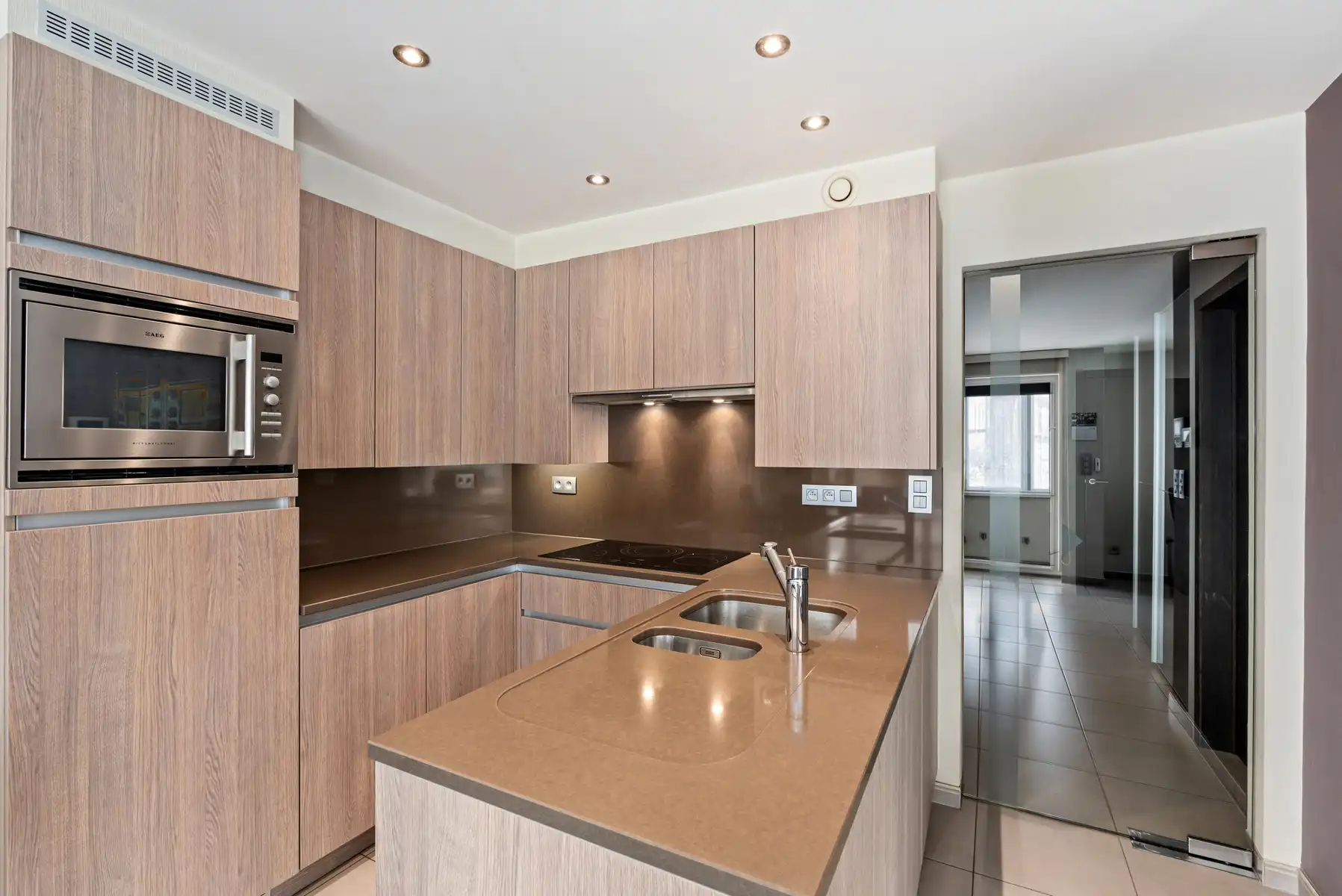 Instapklaar gelijkvloers appartement met tuin en garage foto 3