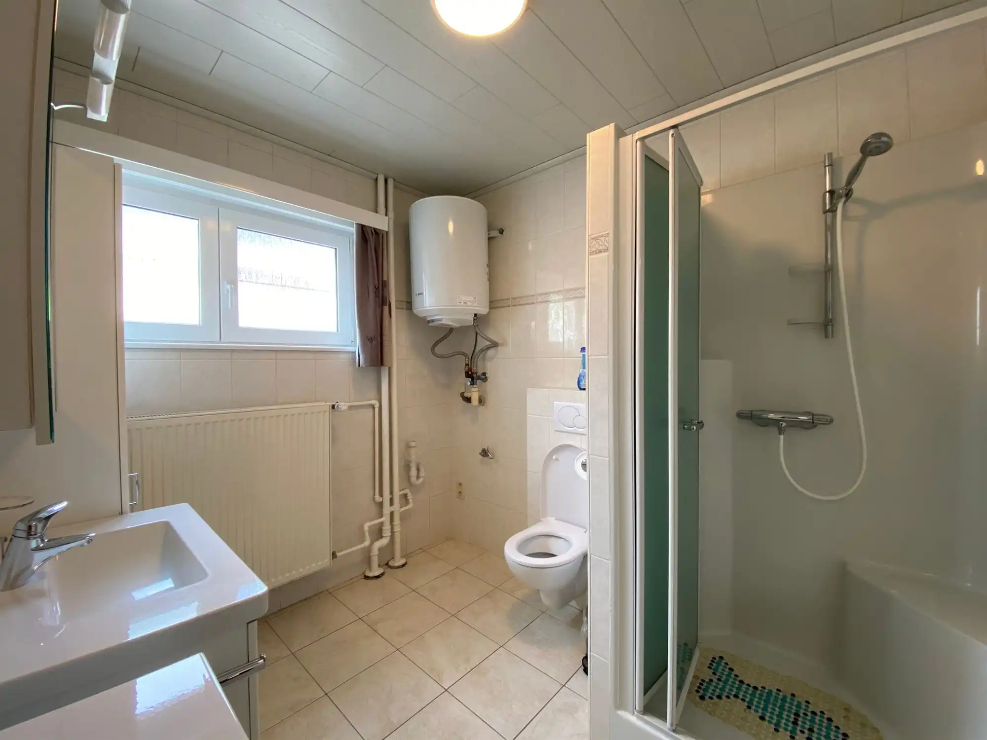 Charmante open bebouwing met 3 slaapkamers, grote garage en zonnepanelen foto 10