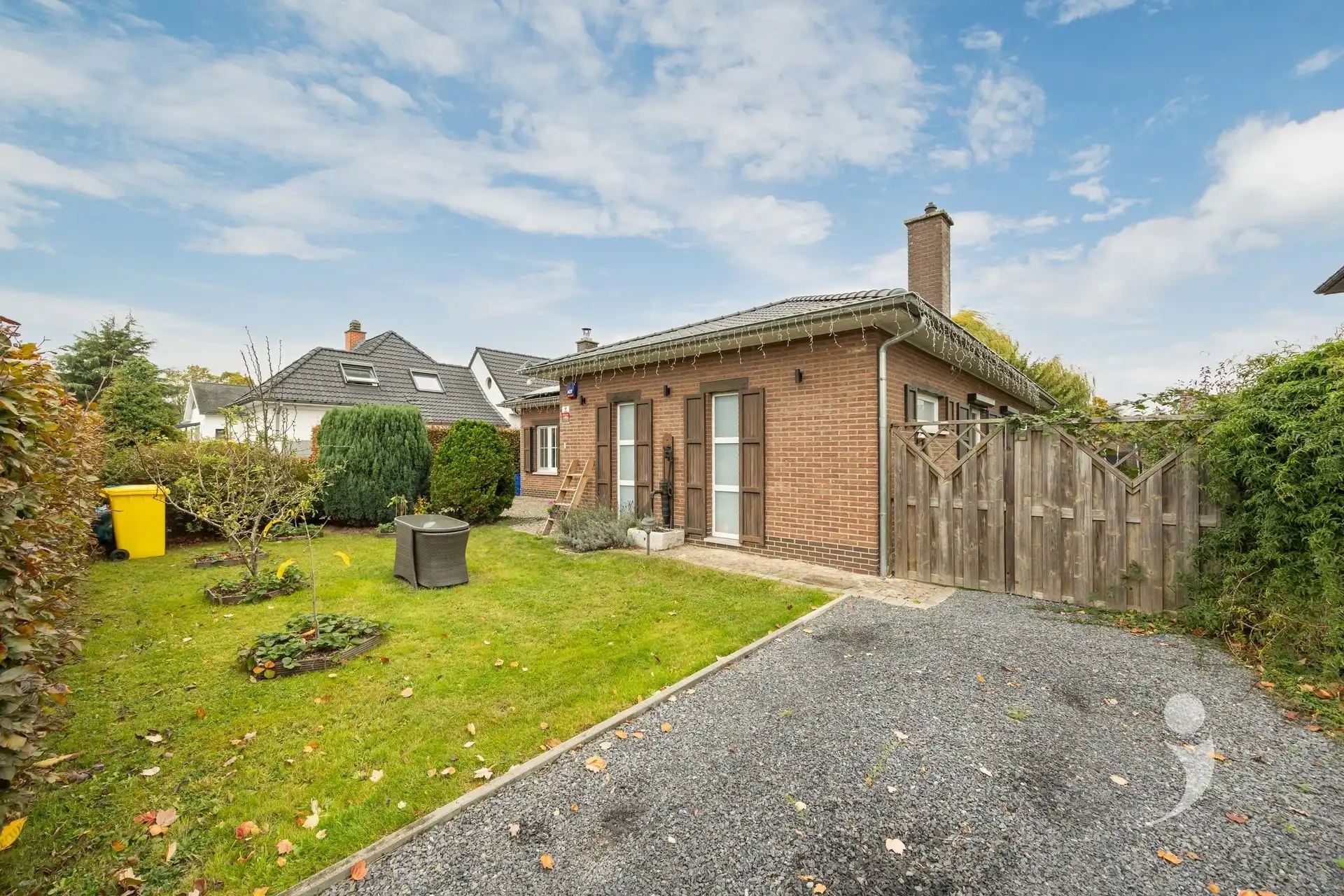 Gerenoveerde bungalow met zwembad in een rustige woonwijk foto 34