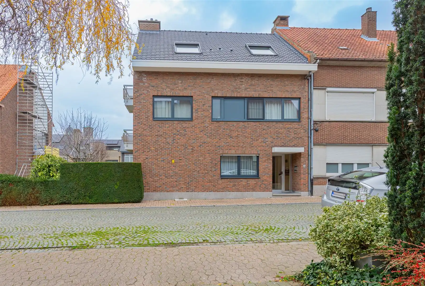 Gelijkvloers 2-slaapkamerappartement met tuin en garage foto 2