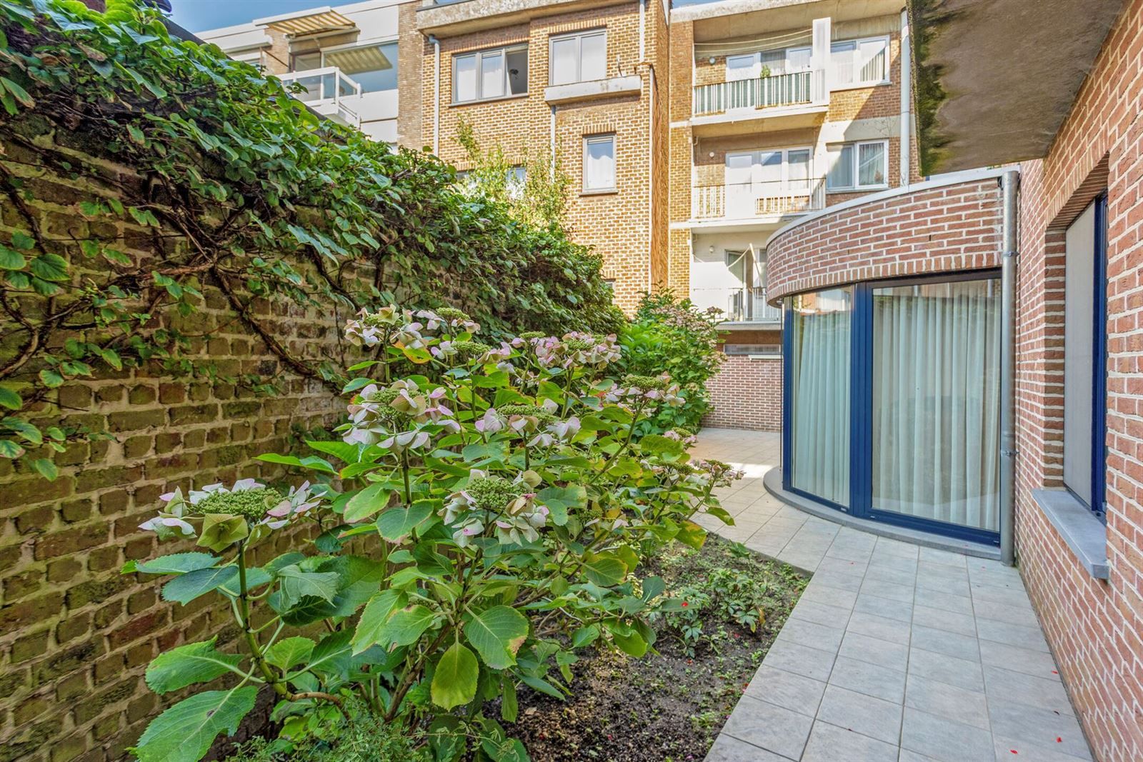 Ruim gelijkvloers appartement (118m²) met 2 slaapkamers, terras en garage foto 2