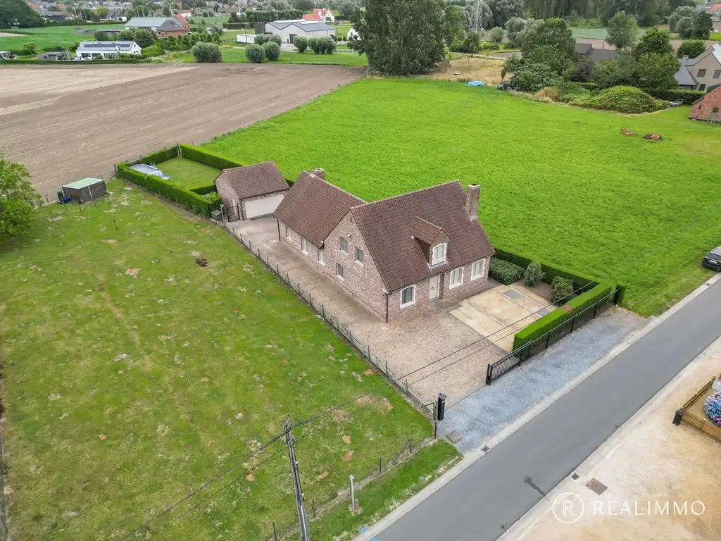 Ruime villa op 911m² in een rustige, groene omgeving te Sint-Eloois-Vijve foto 2