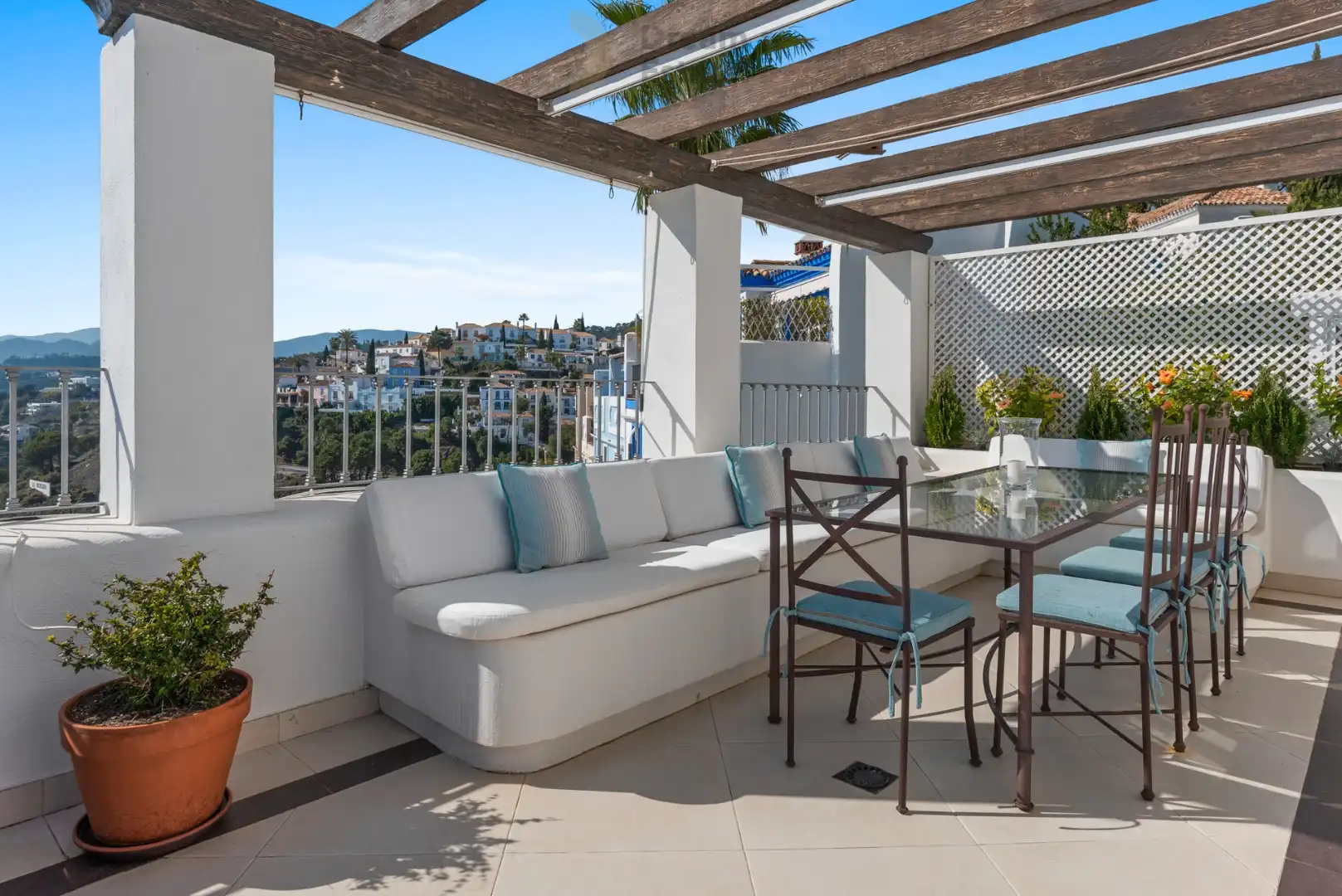 4 Slaapkamer duplex met adembenemende uitzichten te Las Colinas, Benahavís. foto 11