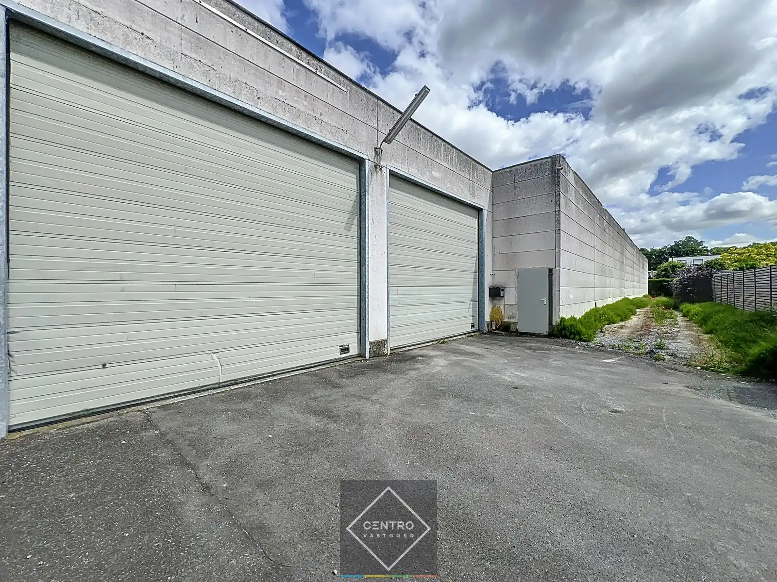 Instapklaar BEDRIJFSGEBOUW bestaande uit&nbsp;geïsoleerde MAGAZIJNEN met laadkade (ca. 2.539m²), KANTOREN (ca. 344 m²) én alleenstaande WONING. Op bedrijvenzone "Hoge Barriere" te Roeselare. foto 5