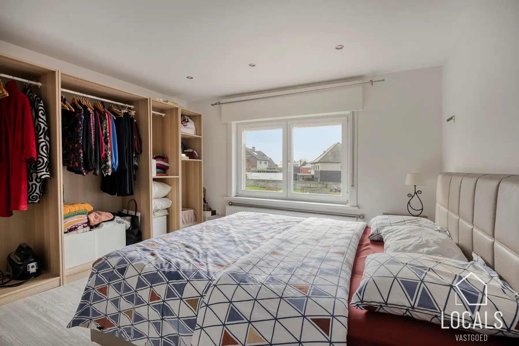 Instapklare woning met 5 slaapk., 3 badkamers en tuin foto 14