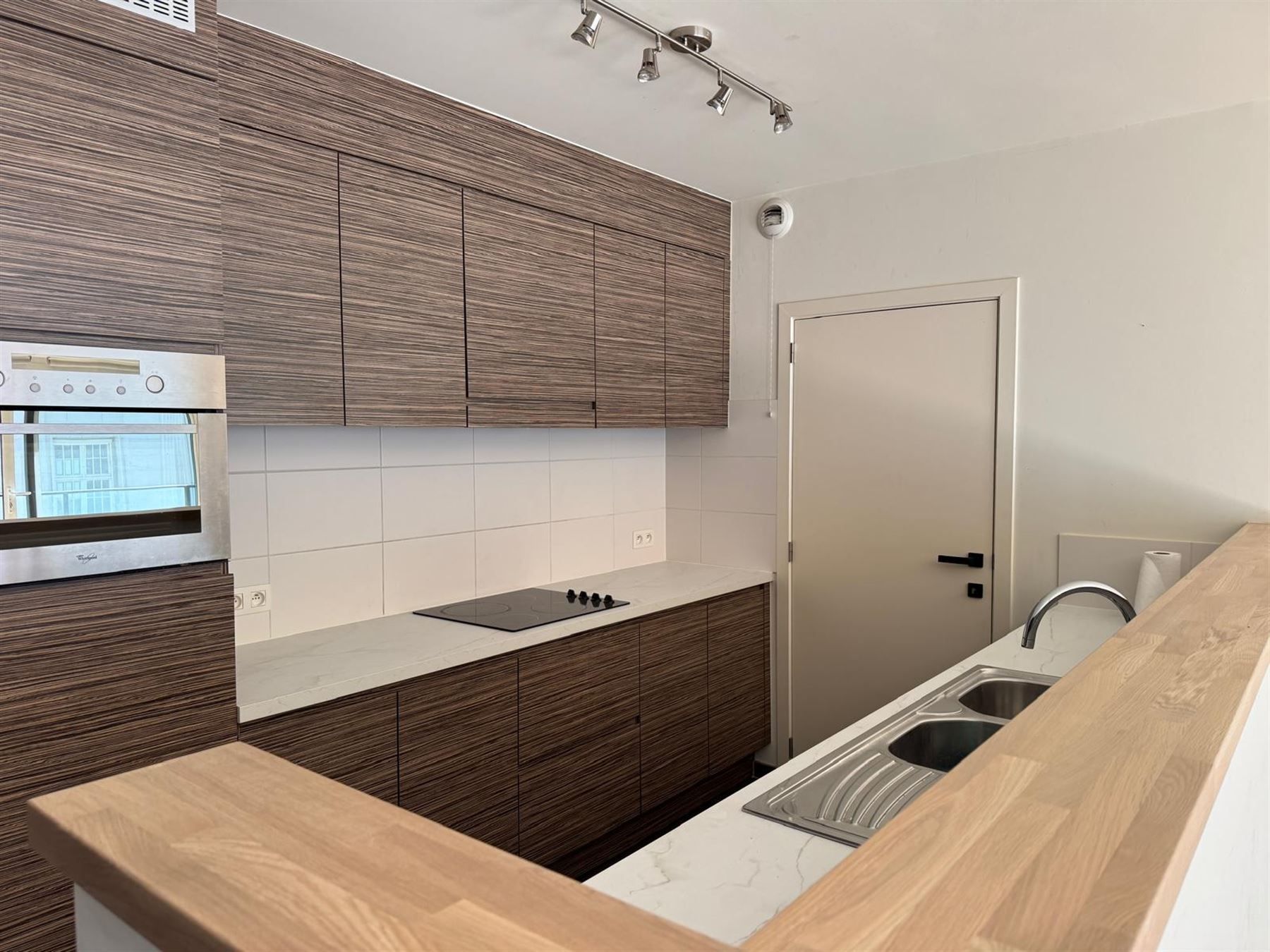 Recent centraal gelegen appartement met parkeerplaats foto 4