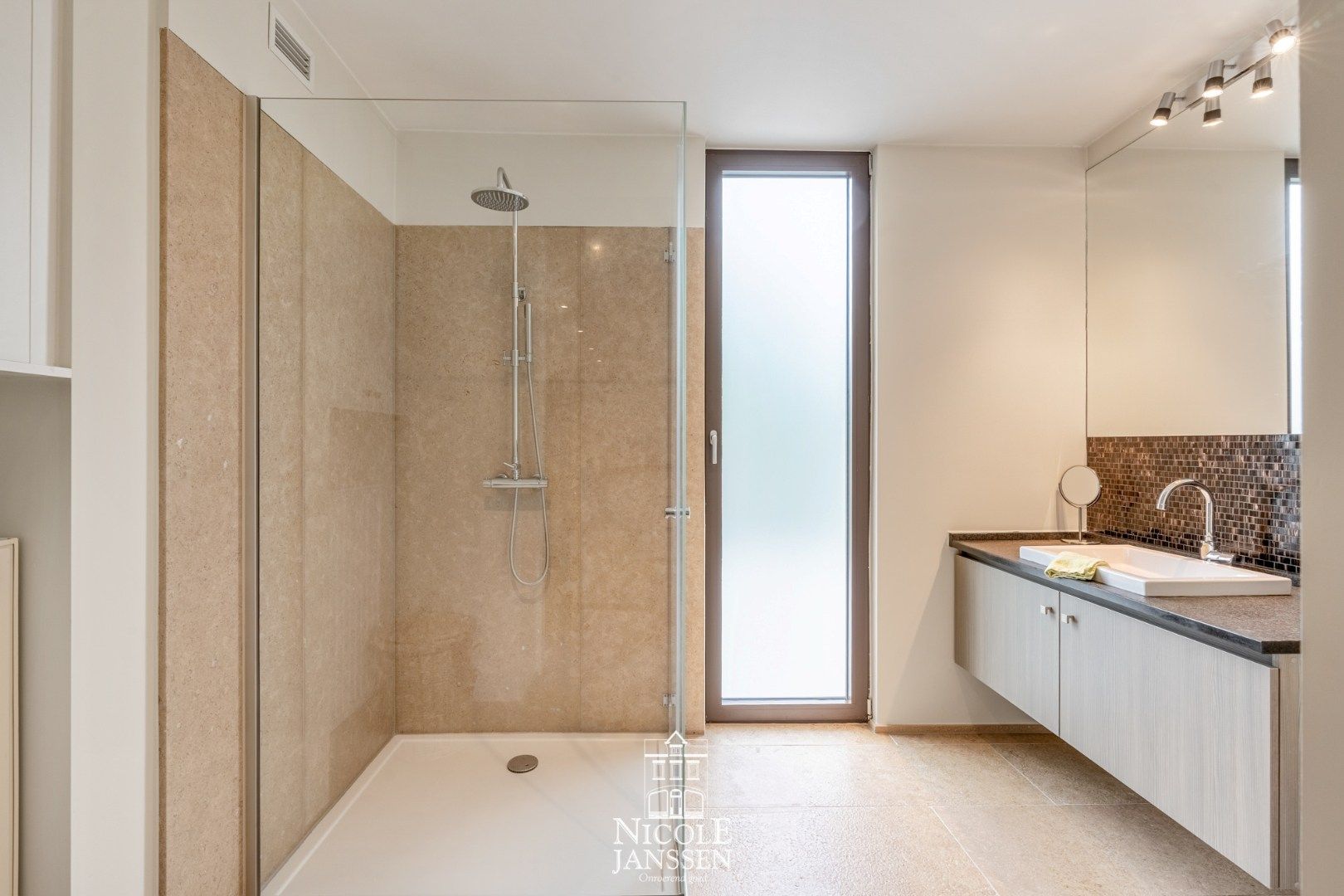 Prachtig luxeappartement met twee slaapkamers en ruim terras nabij centrum  foto 21