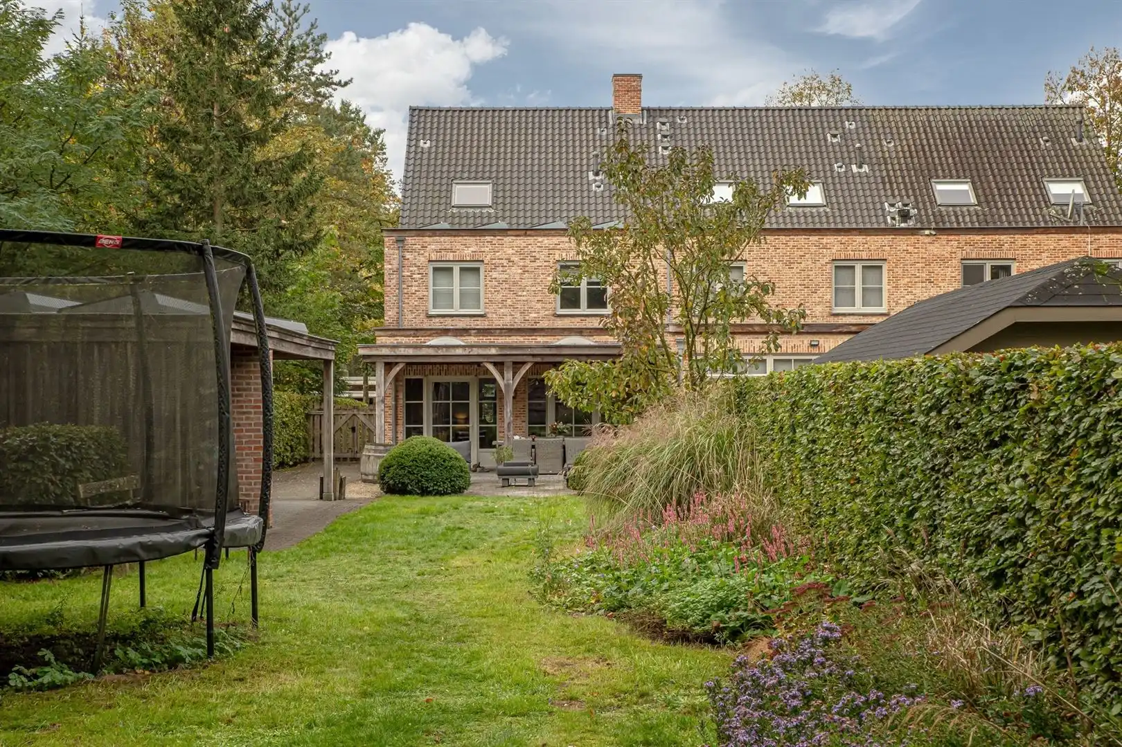 Sfeervolle gezinswoning met overdekt terras en groene tuin foto 19