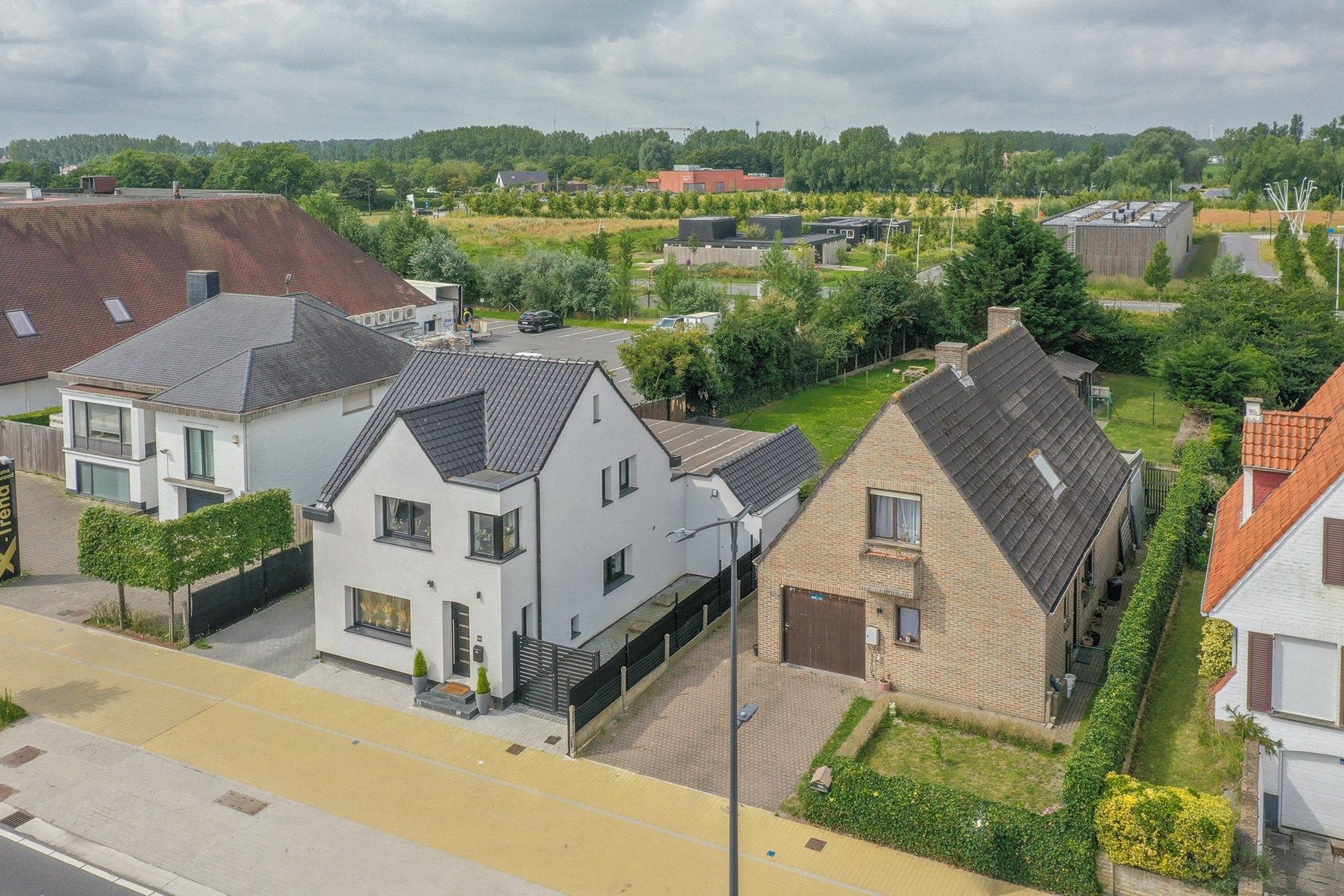 Alleenstaande woning met grote tuin en garage te Knokke foto {{pictureIndex}}