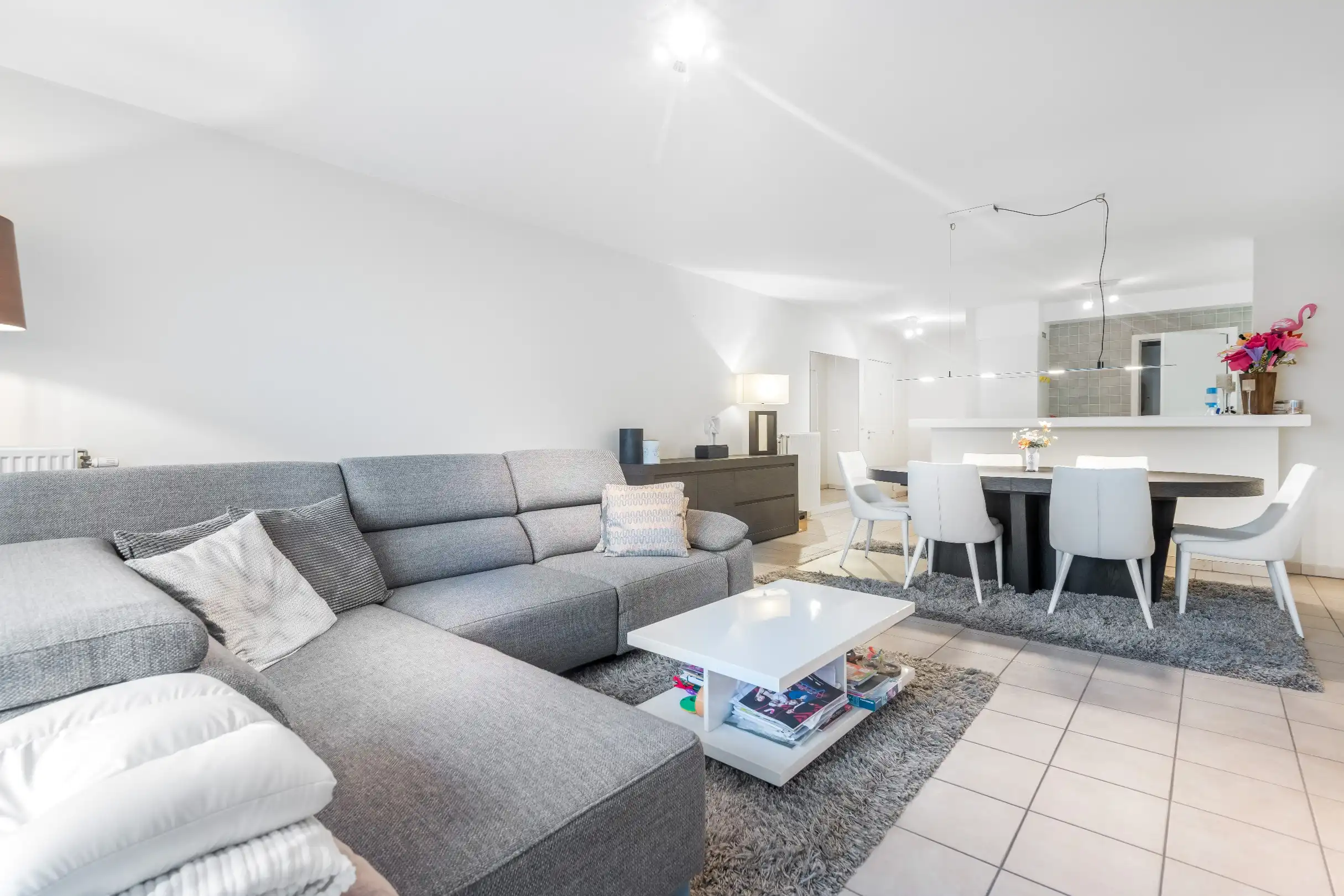 Heel centraal en verzorgd app. vlakbij het Van Bunnenplein. Parking mogelijk. foto {{pictureIndex}}