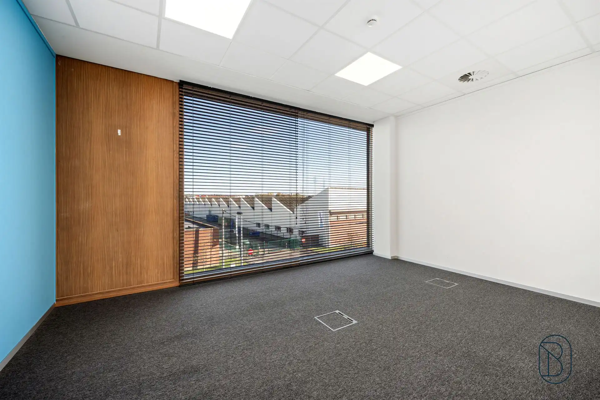 Lichtrijk groot kantoor in mooi bedrijfscomplex te Zwevegem foto 16
