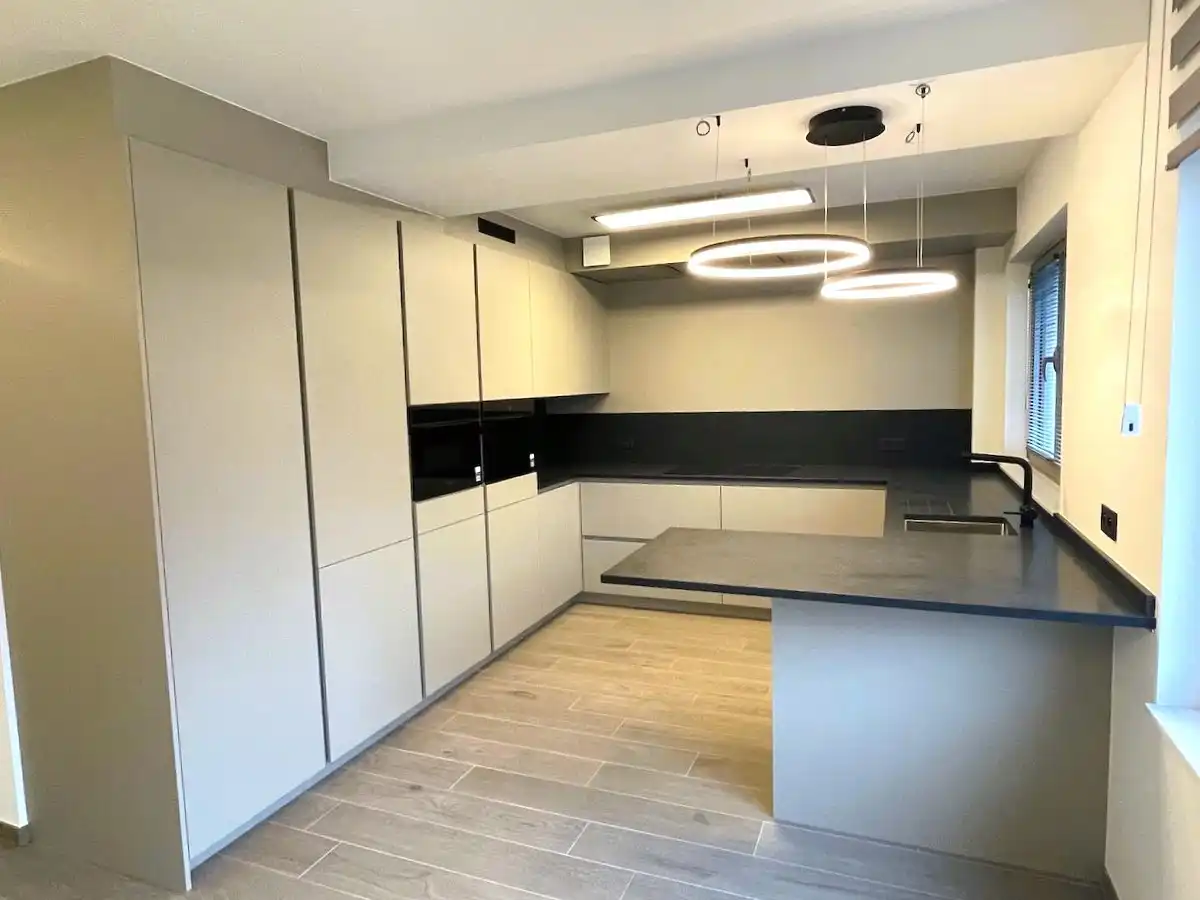 Prachtig afgewerkt en energetisch gerenoveerd gelijkvloers appartement op topligging met grote garagebox foto 6