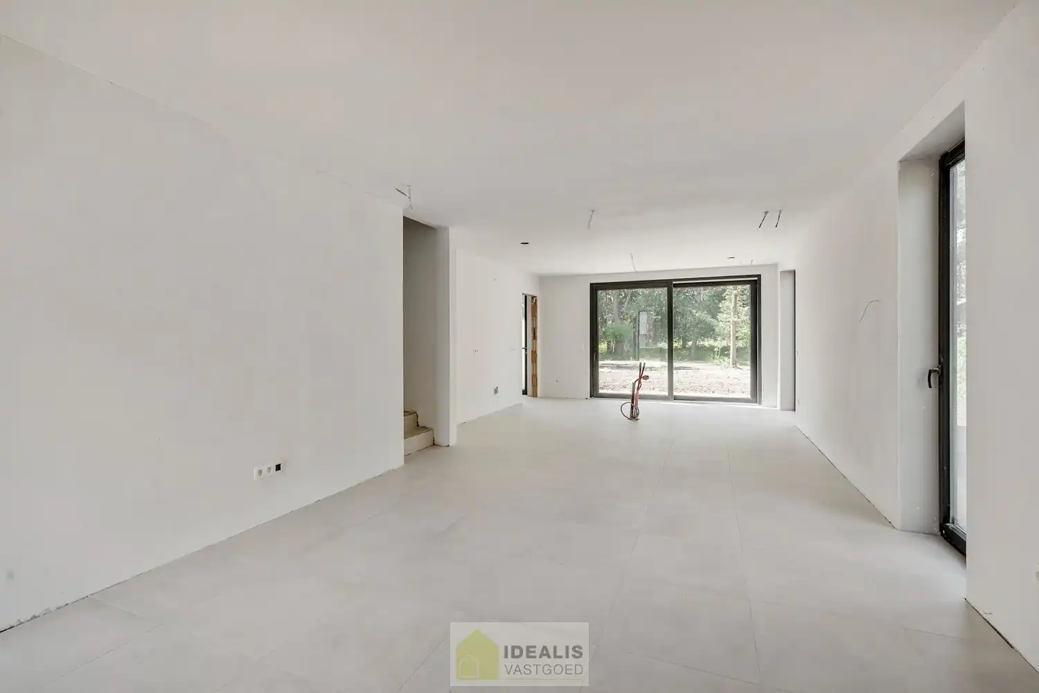 PRACHTIGE NIEUWBOUWWONING (GRONDAANDEEL €150.000 + 12% REGISTRATIERECHTEN EN CONSTRUCTIE €279.000 + 21% BTW) MET EEN HEERLIJK LICHTRIJKE WOONKAMER MET OPEN KEUKEN, RUIME BERGING, 3 SLAAPKAMERS EN EEN RUIME BADKAMER VOORZIEN VAN ALLE COMFORT OP EEN PERCEEL VAN 4A 35CA! Een aangename woning met een bewoonbare oppervlakte van +-110m², op een perceel van 4a 35ca! De woning biedt op de gelijkvloerse verdieping een heerlijk ruime woonkamer met open keuken, een ruime berging, een wc en een hal met trap naar de verdieping. Op deze eerste verdieping beschikt de woning over maar liefst 3 slaapkamers en een goed uitgeruste badkamer. Een woning met vele troeven dus, nl. nieuwbouw, een fijne locatie, 3 slaapkamers, laag energieverbruik,… foto 16