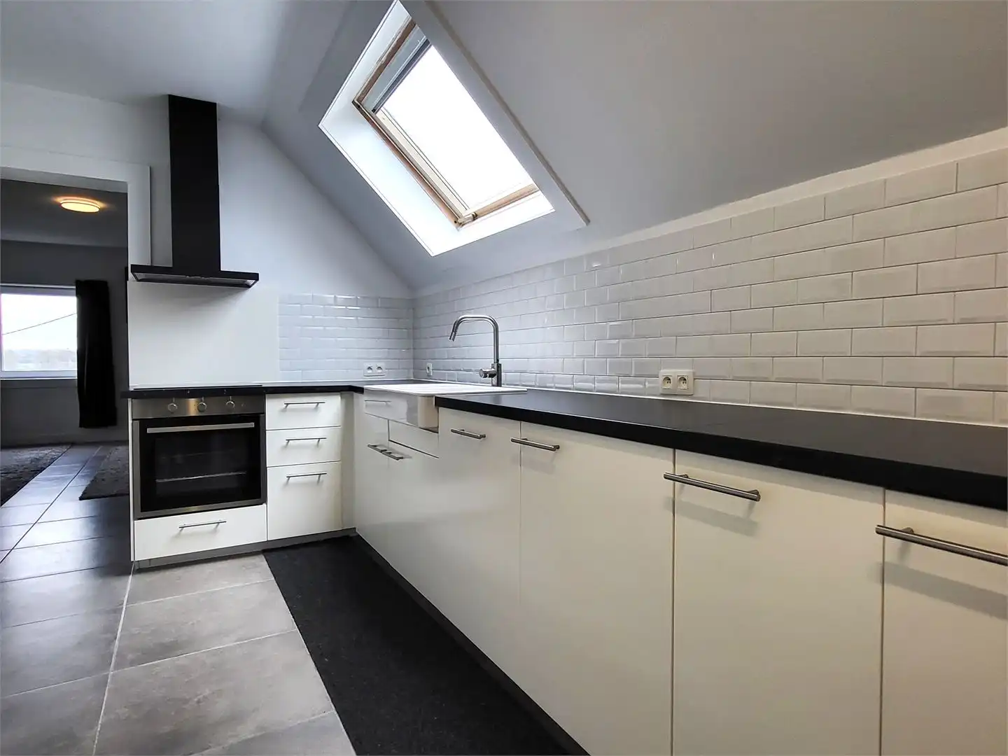 In het landelijke Roborst, een deelgemeente van Zwalm in de prachtige Vlaamse Ardennen, bevindt zich deze ruime en volledig gerenoveerde woning op een perceel van 1.143 m². foto 28