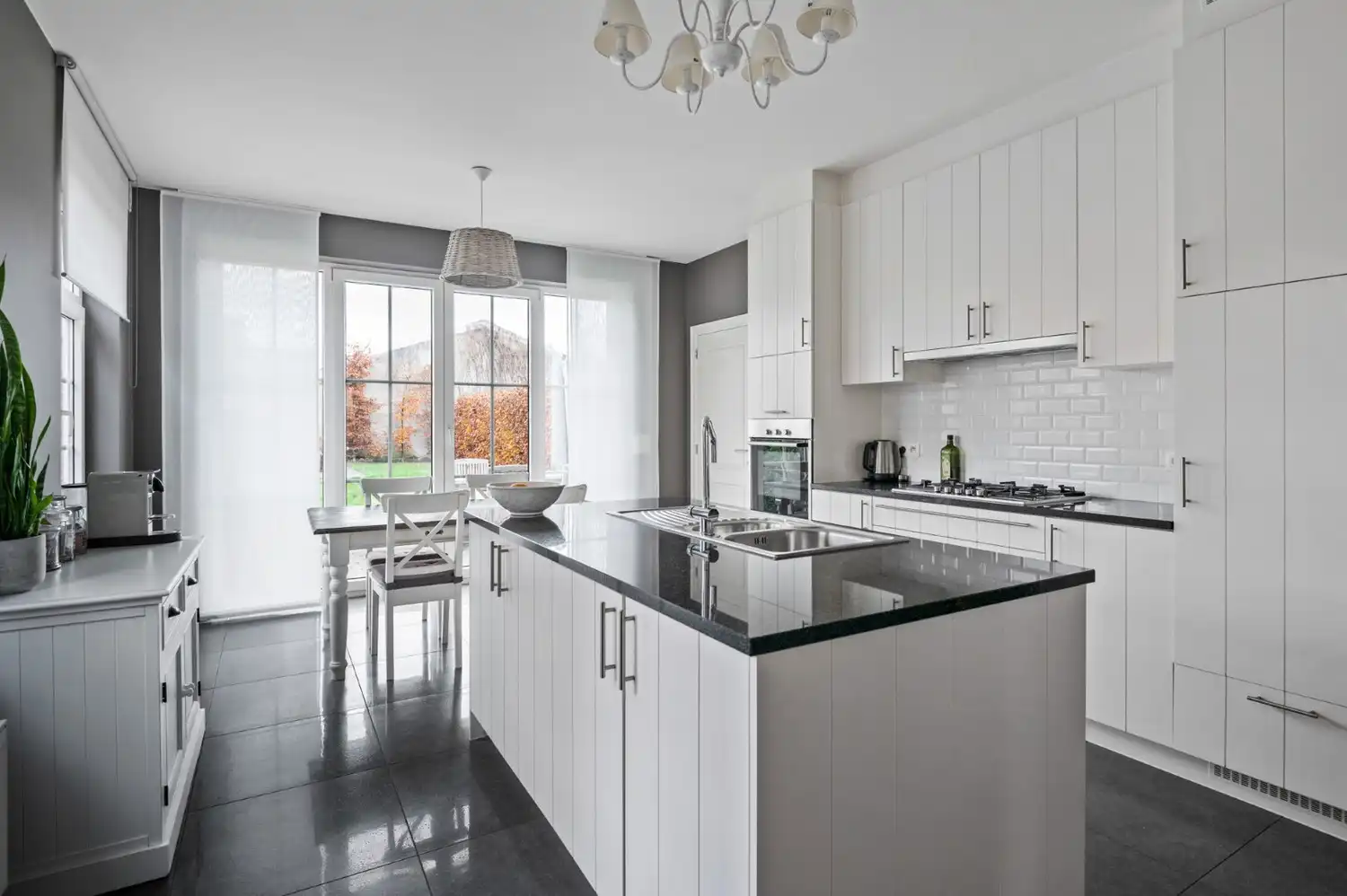 TOPLOCATIE! H.O.B. MET 4 SLK, GARAGE EN TUIN! foto 7