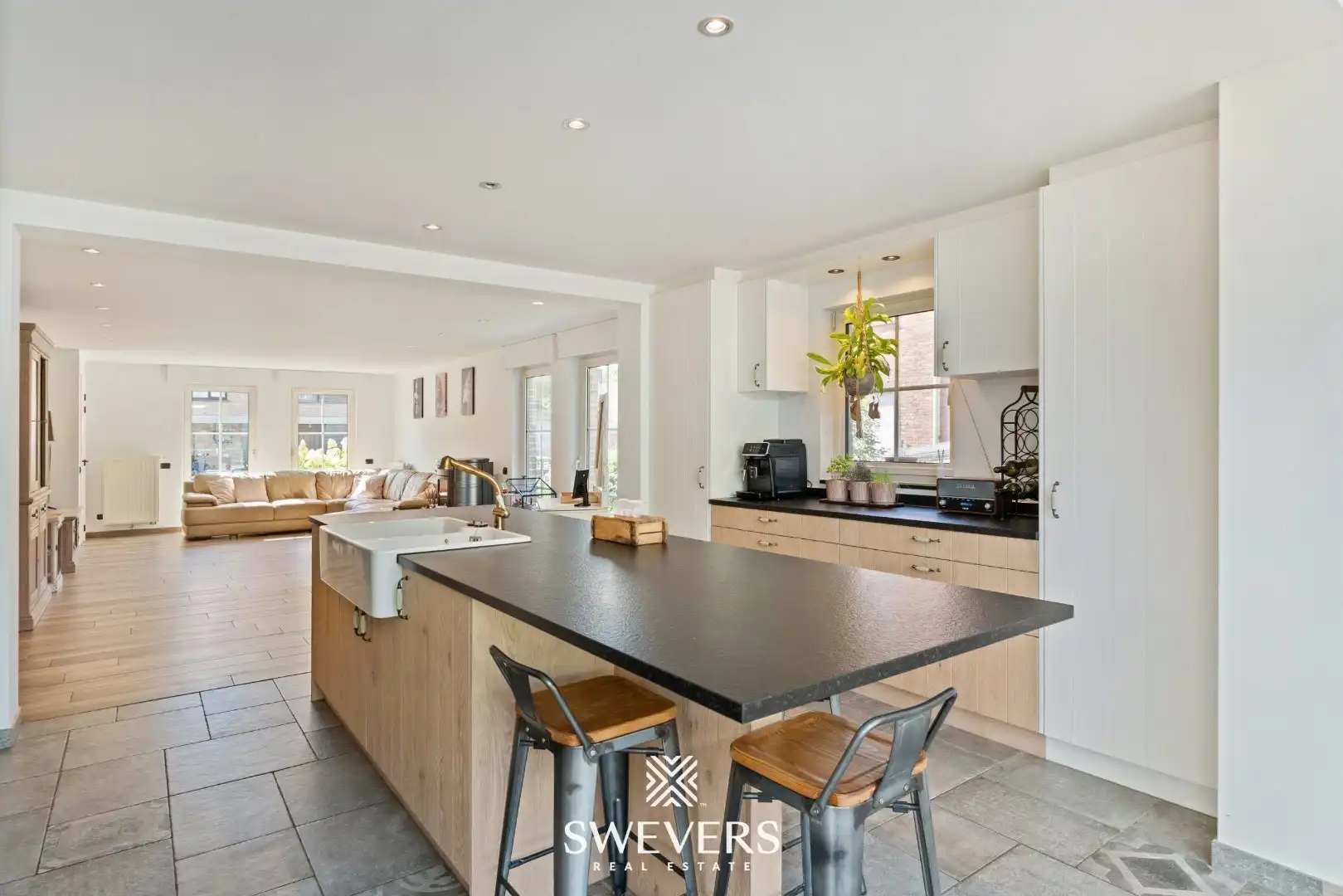 Ruime open bebouwing met nieuwe keuken en veranda foto 10