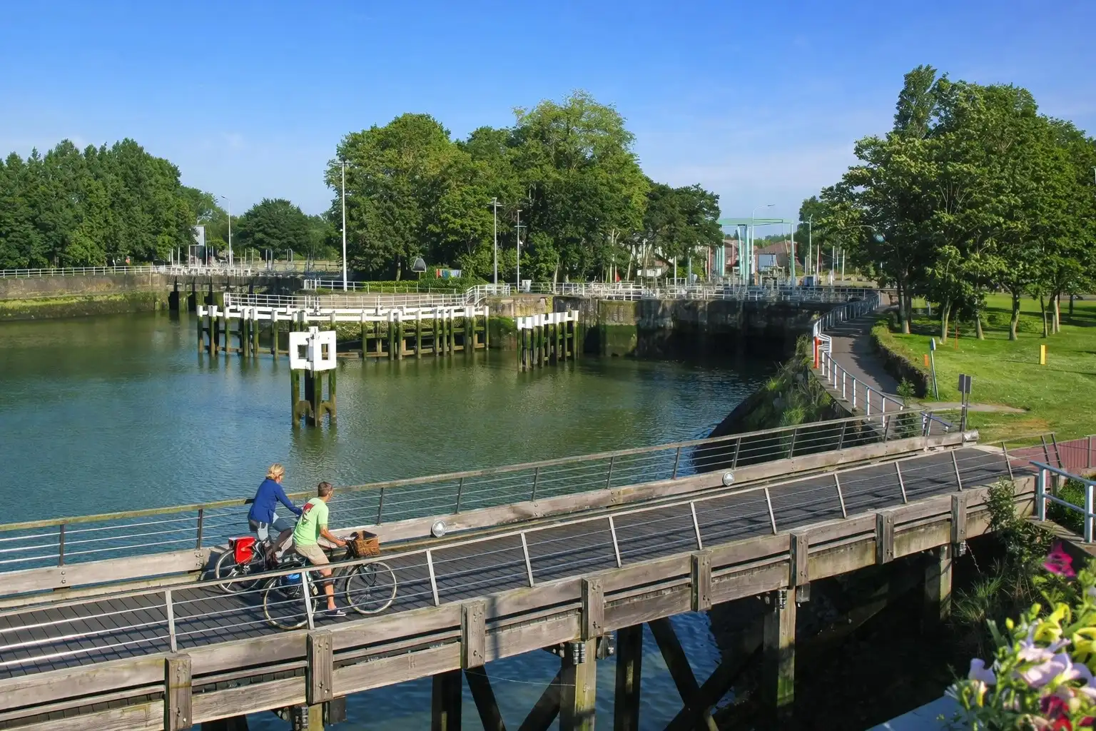 Instapklaar appartement met 2 slaapkamers aan de waterlijn van Nieuwpoort-stad. foto 12
