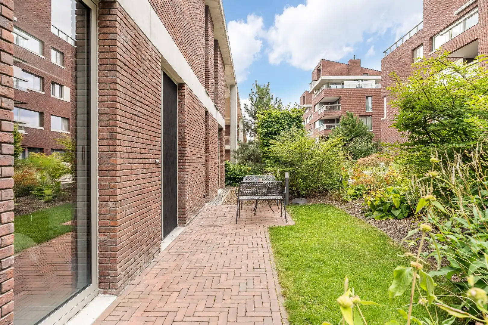 Exclusief gelijkvloers appartement met ruime terrassen, 2 slpk, extra brede autostaanplaats, centrum Genk foto 28