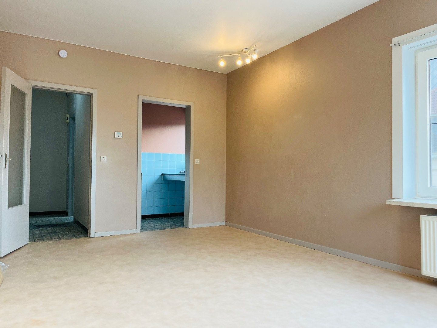 Vrije studio met open zicht op het station foto 5