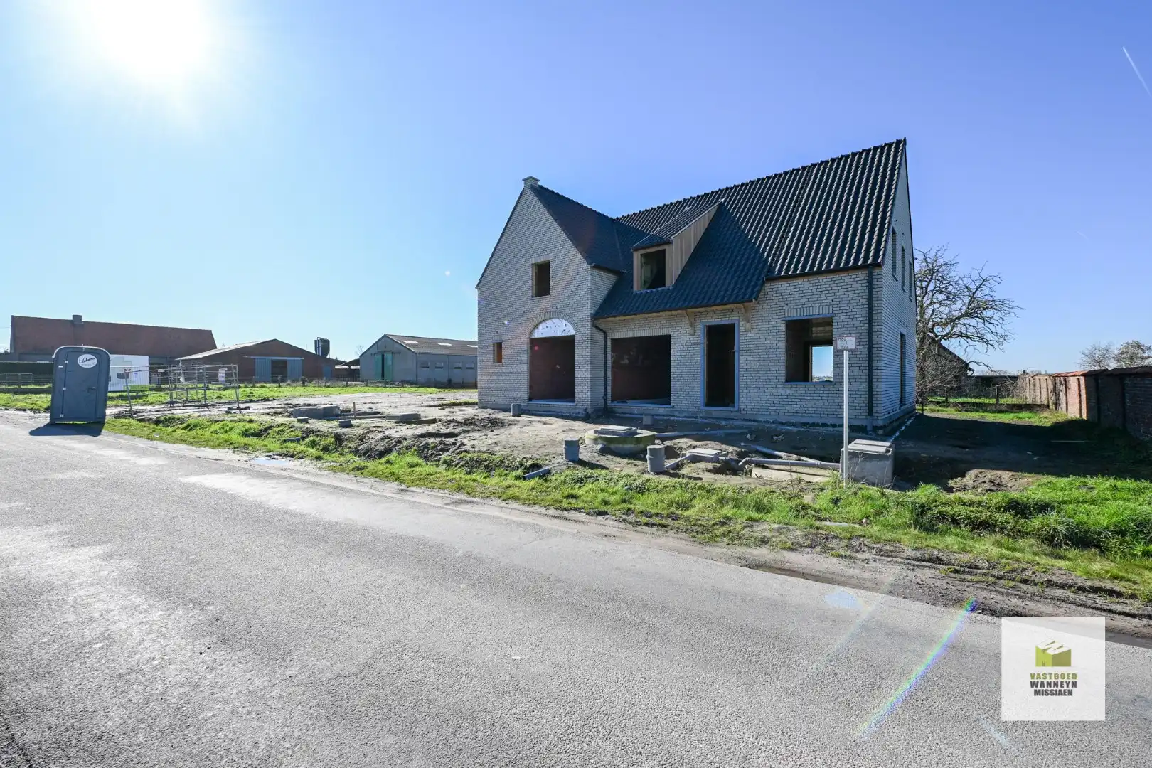 Bouwgrond voor een halfopen bebouwing met bouwvergunning – bouwen aan 6% BTW! foto {{pictureIndex}}