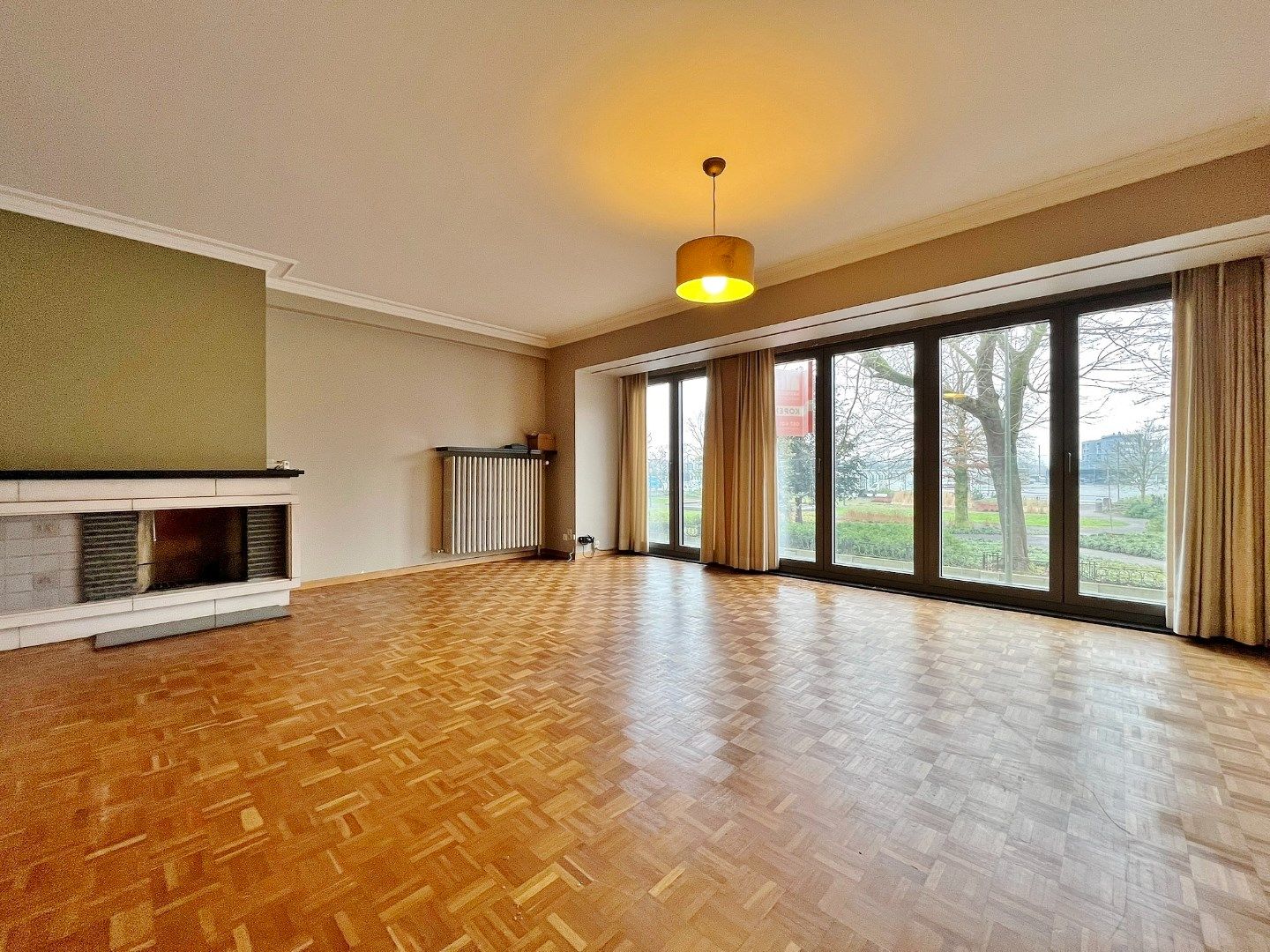 Ruime en goed onderhouden appartement met zicht op het Colaertplein. foto 3