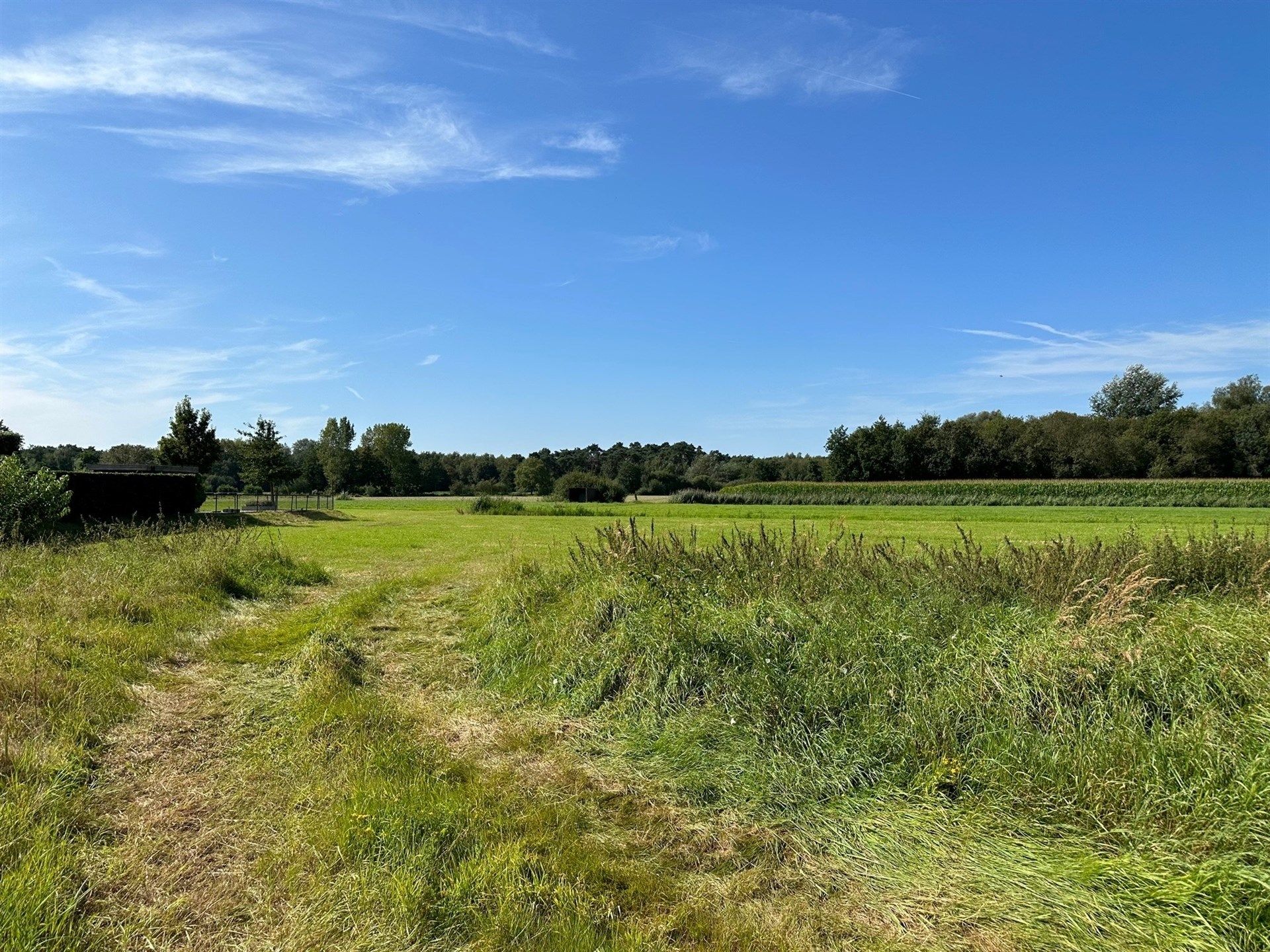 Uitstekend gelegen perceel bouwgrond voor een halfopen bebouwing (550m² + 300m²) foto 2