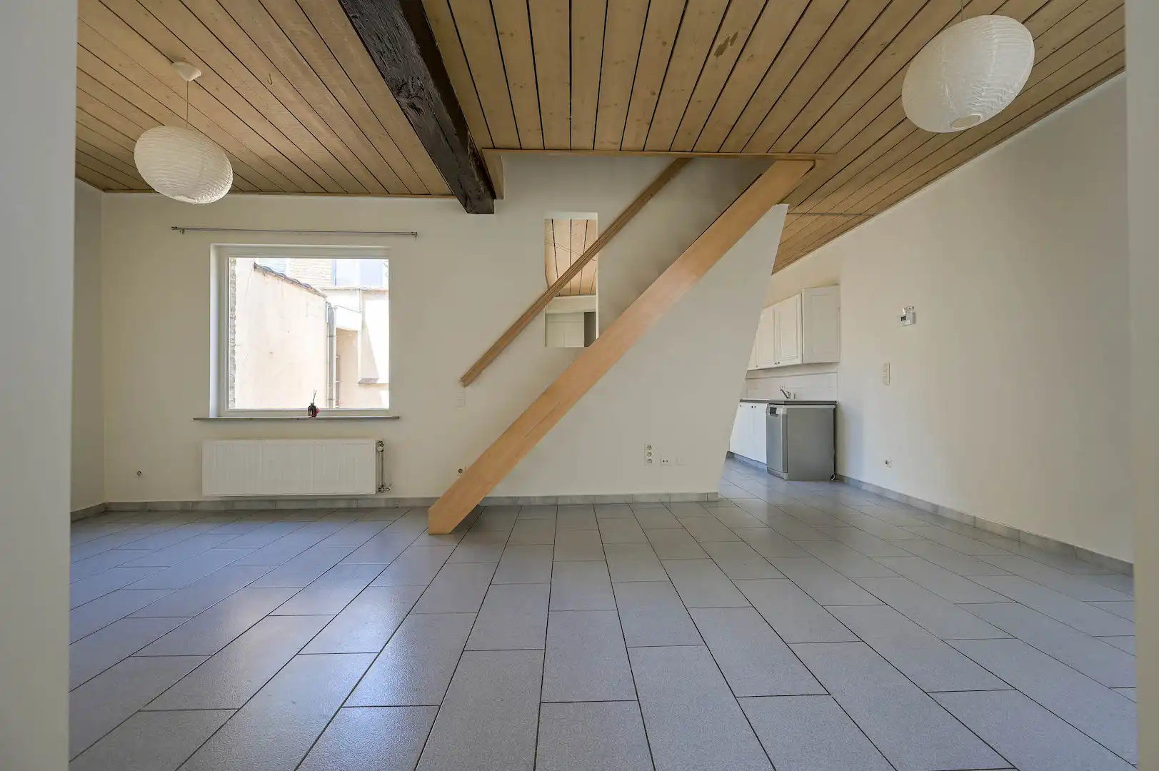 Brugs huis in de schaduw van Jeruzalemkerk, authentieke 16e-17e eeuwse gevel foto 2