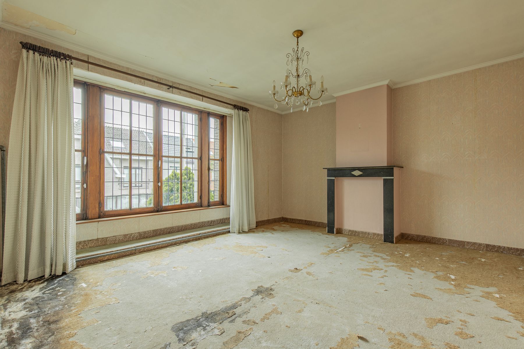 Charmante, te renoveren gezinswoning op centrale locatie foto 9