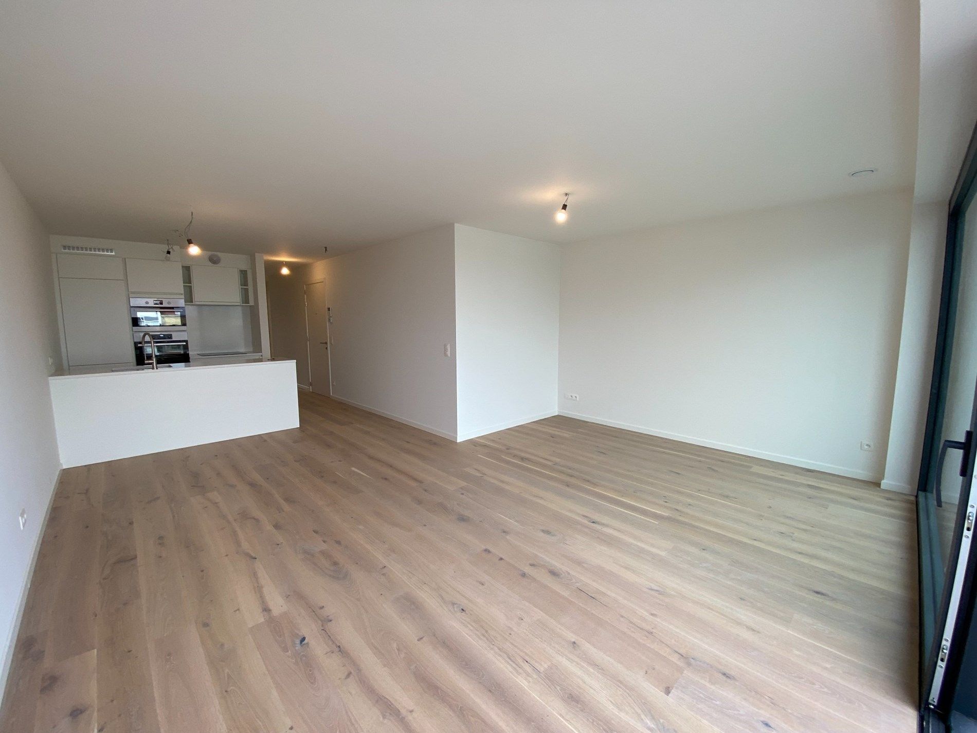 ONGEMEUBELD - Nieuwbouw appartement met 2 slaapkamers gelegen op de Lippenslaan te Knokke met een OPEN ZICHT over de GOLF!  foto 3