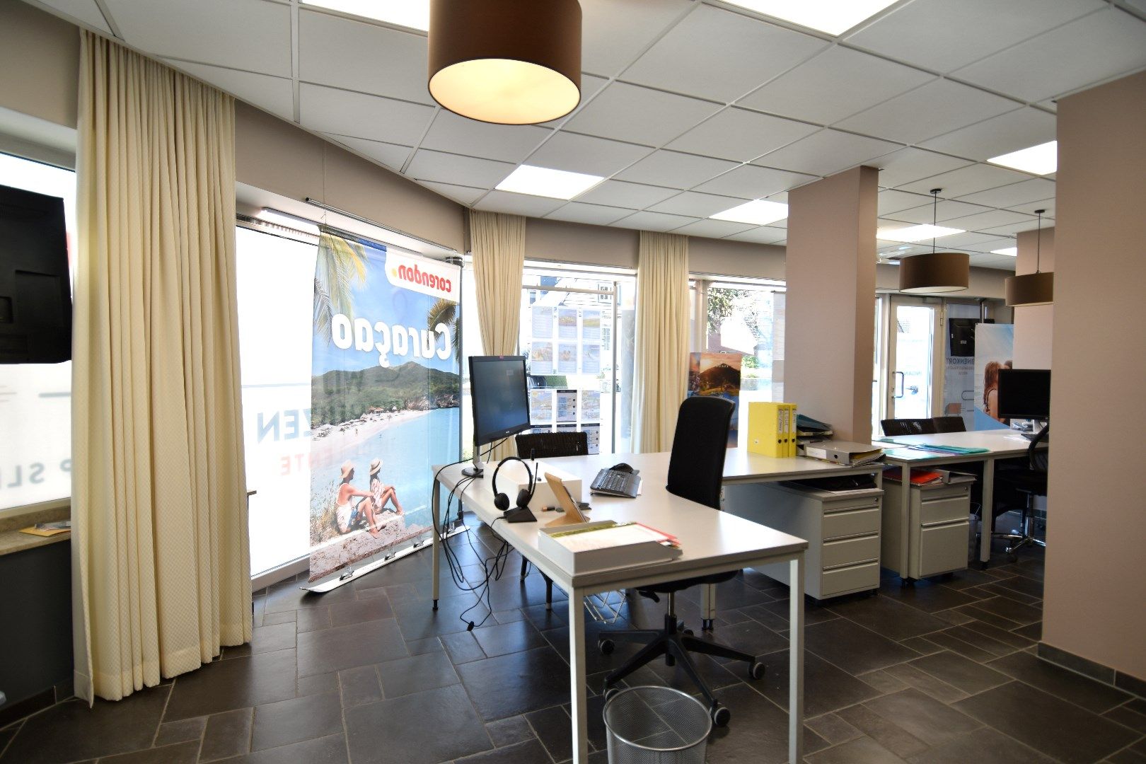 Kantoor -of winkelruimte op commerciële hoekligging te koop in Gullegem-centrum foto 6