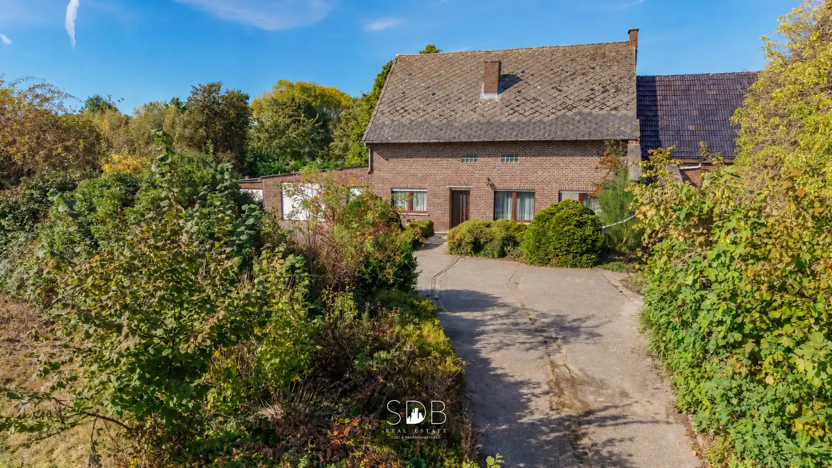 Landelijke hoeve met bijgebouwen en aanpalende graslanden op 14.677m²  foto 2