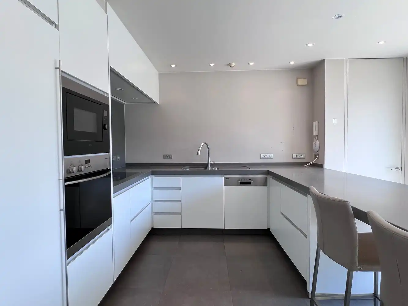 Instapklare woning met 5 slaapkamers en praktijk/kantoorruimte foto 5