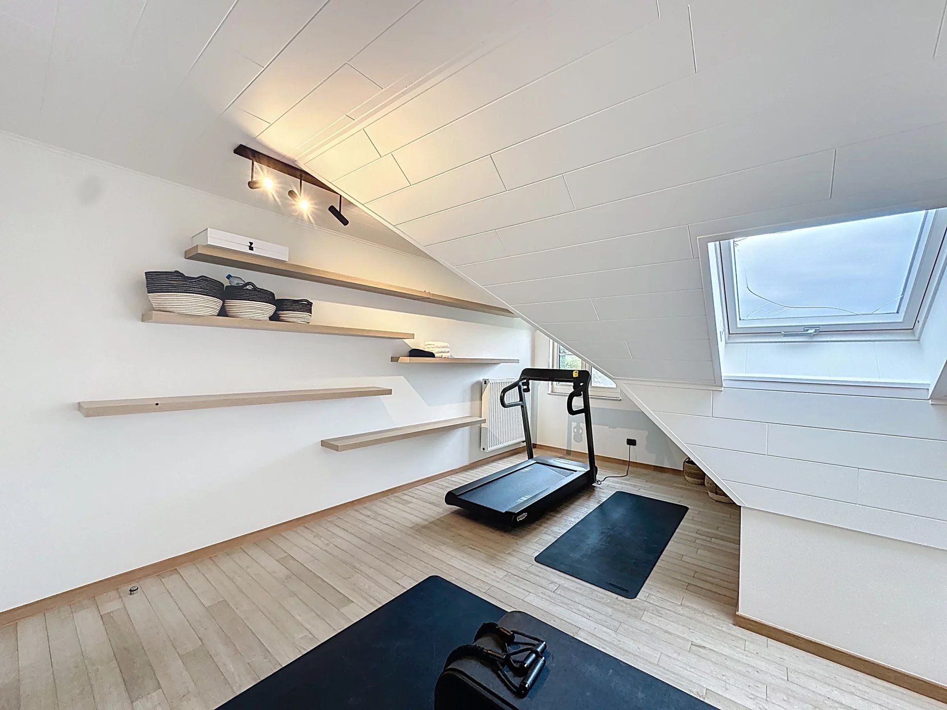 Prachtige landelijke gelegen vrijstaande woning uit 2001, gelegen op een perceel van 16a 43ca. Deze woning biedt comfort, ruimte en privacy met hoogwaardige afwerking en moderne gemakken. foto 32