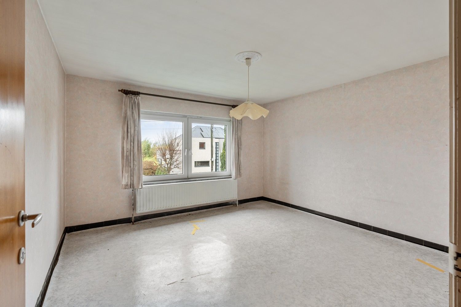 Te renoveren woning met loodsen op rustige locatie! foto 15