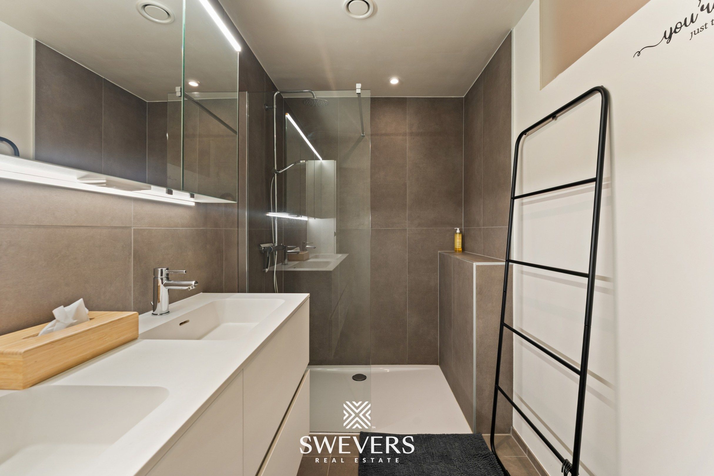 Instapklaar, volledig gerenoveerd appartement met groot terras, airco en staanplaatsen in hartje Heusden-Zolder foto 20