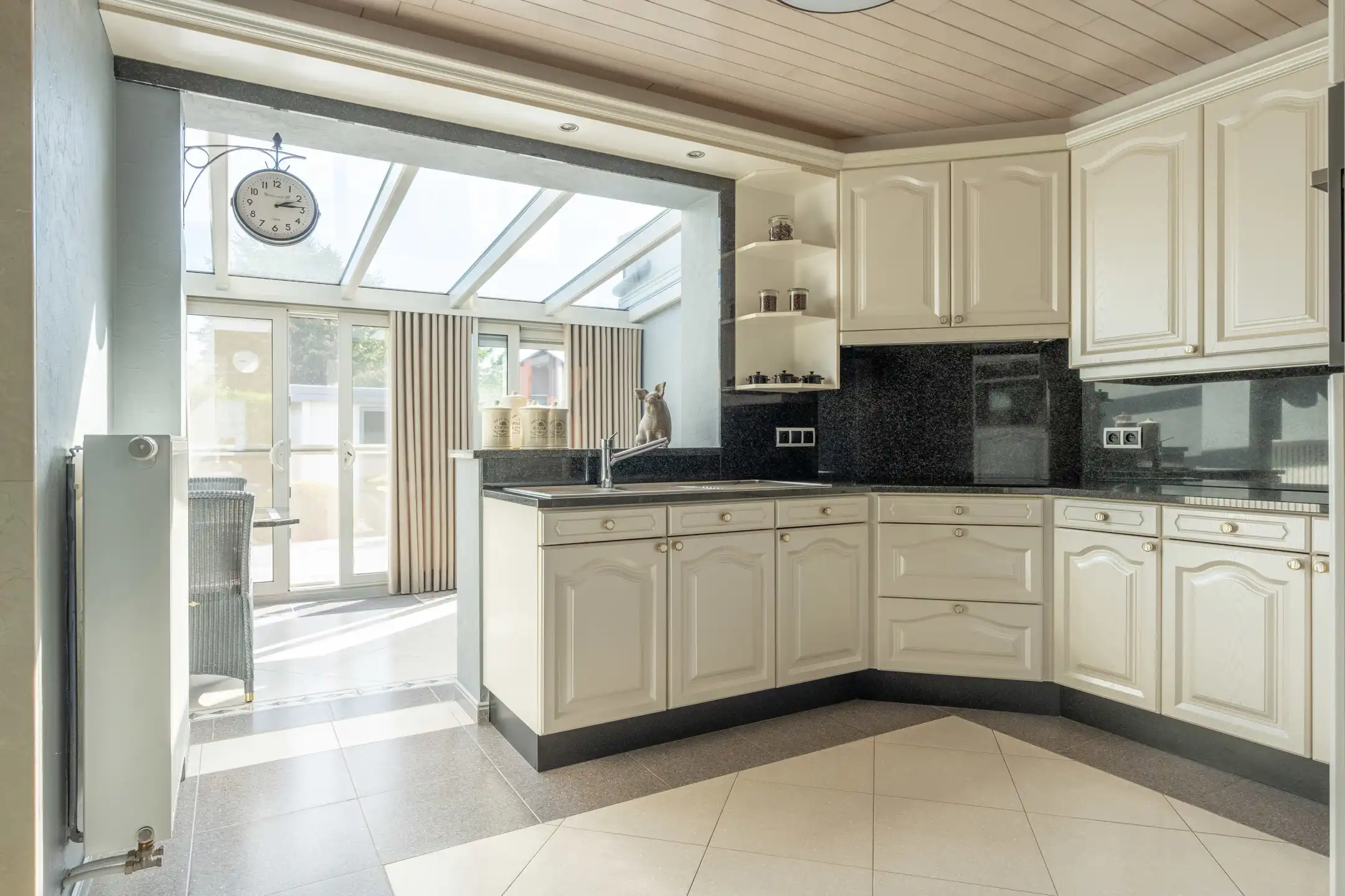 Gunstig gelegen instapklare woning met 2-3 slpks en garage foto 10