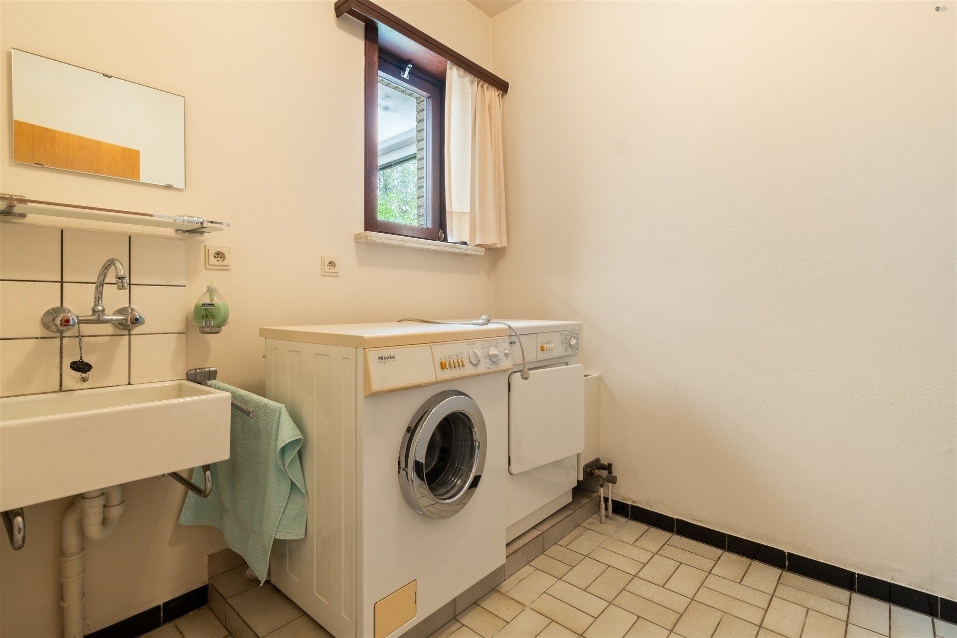 Goed onderhouden, ruime bungalow op 594m² grond foto 15