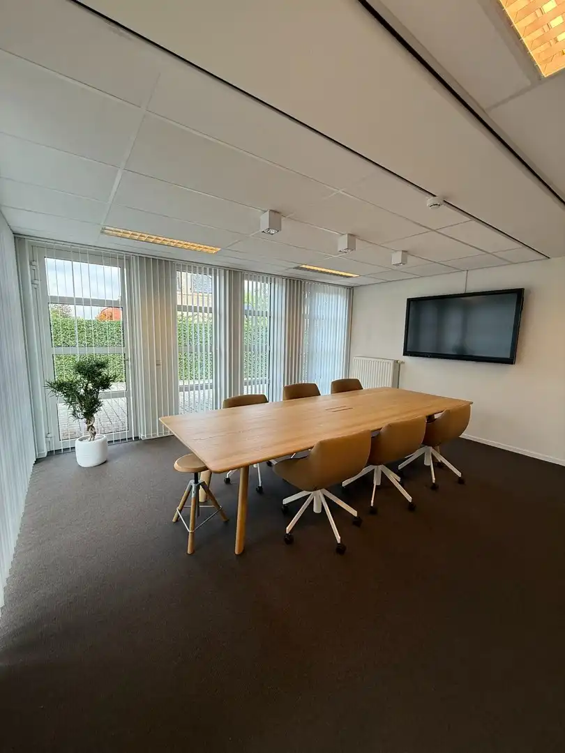 Volledig ingerichte & instapklare kantoorruimte op toplocatie in Achel! foto 3