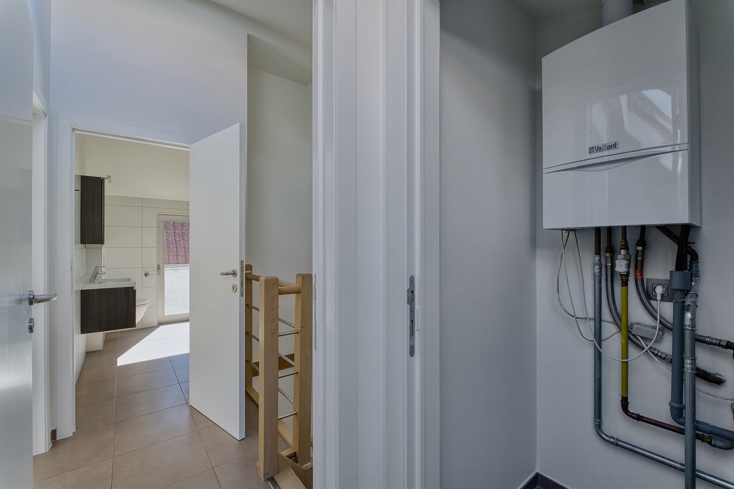 Moderne lichtrijke energiezuinige HOB-woning met koertje centrum Brugge-West, in doodlopend straatje, nabij ’t Zand, Smedenstraat, Concertgebouw en Vesten.  Werkelijk 100% instapklaar. Alle ruimtes en traphal opnieuw geschilderd.  Nieuwbouw 2011, EPC label B. Werkelijk alle winkels en openbaar vervoer in de buurt. AZ Sint-Jan op max. 10 min fietsen. Gelijkvloers met inkom en gastentoilet, living met moderne open keuken en toestellen.  Op verdieping 2 ruime slaapkamers, badkamer met toilet, lavabomeubel met spiegelkast, douche en handdoekdroger. Aparte wasplaats voor wasmachine en droogkast.  Alle nutsvoorzieningen aanwezig. Dubbel glas, aluminium ramen en schuifraam achteraan, Vaillant HR-ketel op aardgas met programmeerbare thermostaat. Proximus Fiber alsook Telenet aanwezig. Plaats voor fietsen of e-bike aan muuranker zijgevel buiten. Onmiddellijk vrij bij akte.  Ideaal voor 1 of 2 personen, ideaal voor koppel of alleenstaande,  ideaal voor studenten, ideaal voor starters of... foto 13