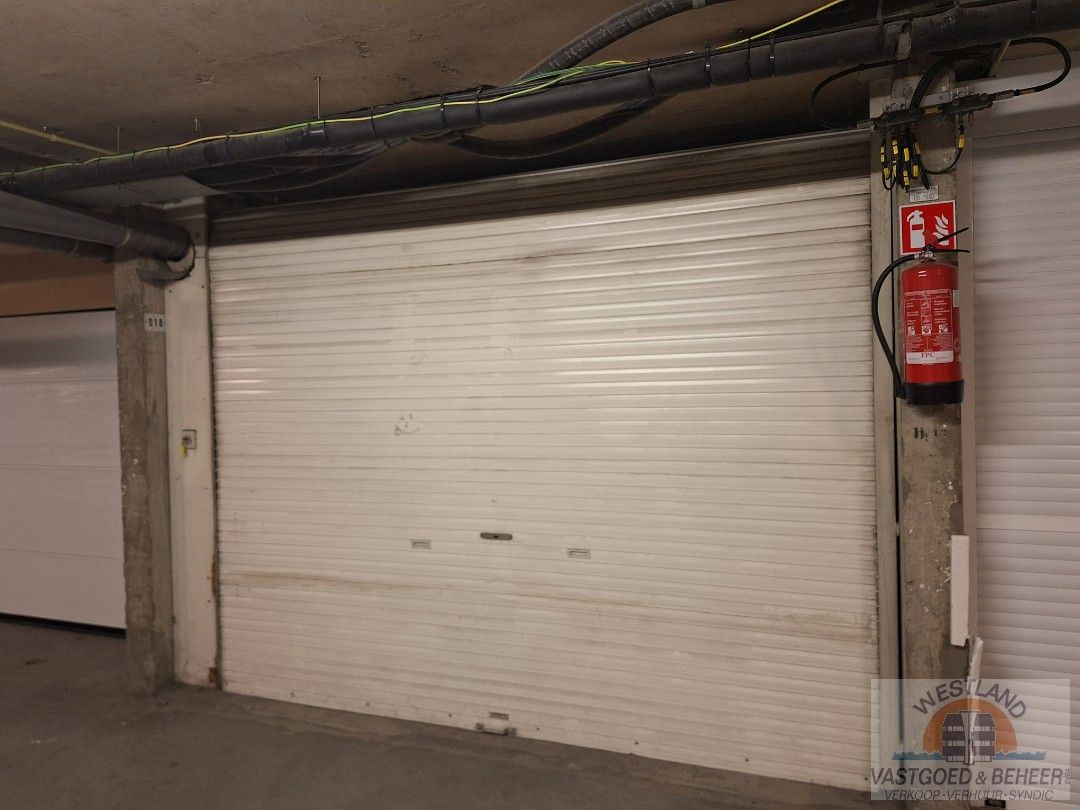Gesloten garage foto {{pictureIndex}}