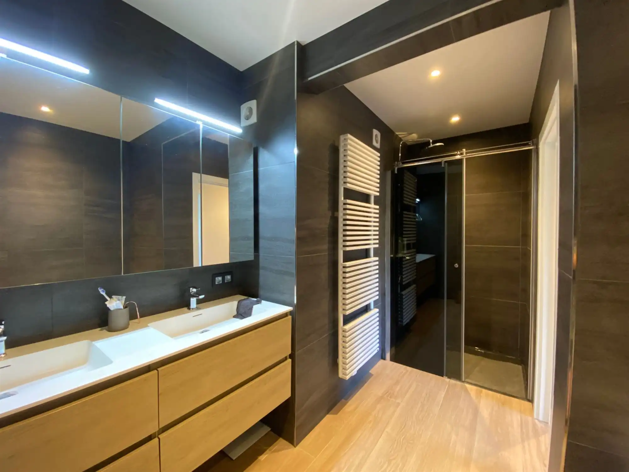 Instapklaar luxueus gerenoveerd 3 slaapkamer appartement met garage op toplocatie in Gent foto 16