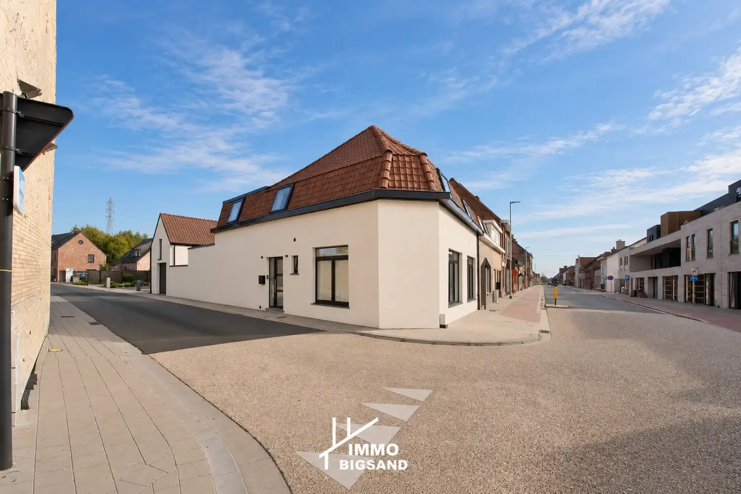 Volledig gerenoveerde woning met 4 slaapkamers, 2 badkamers en ruim bijgebouw foto 2