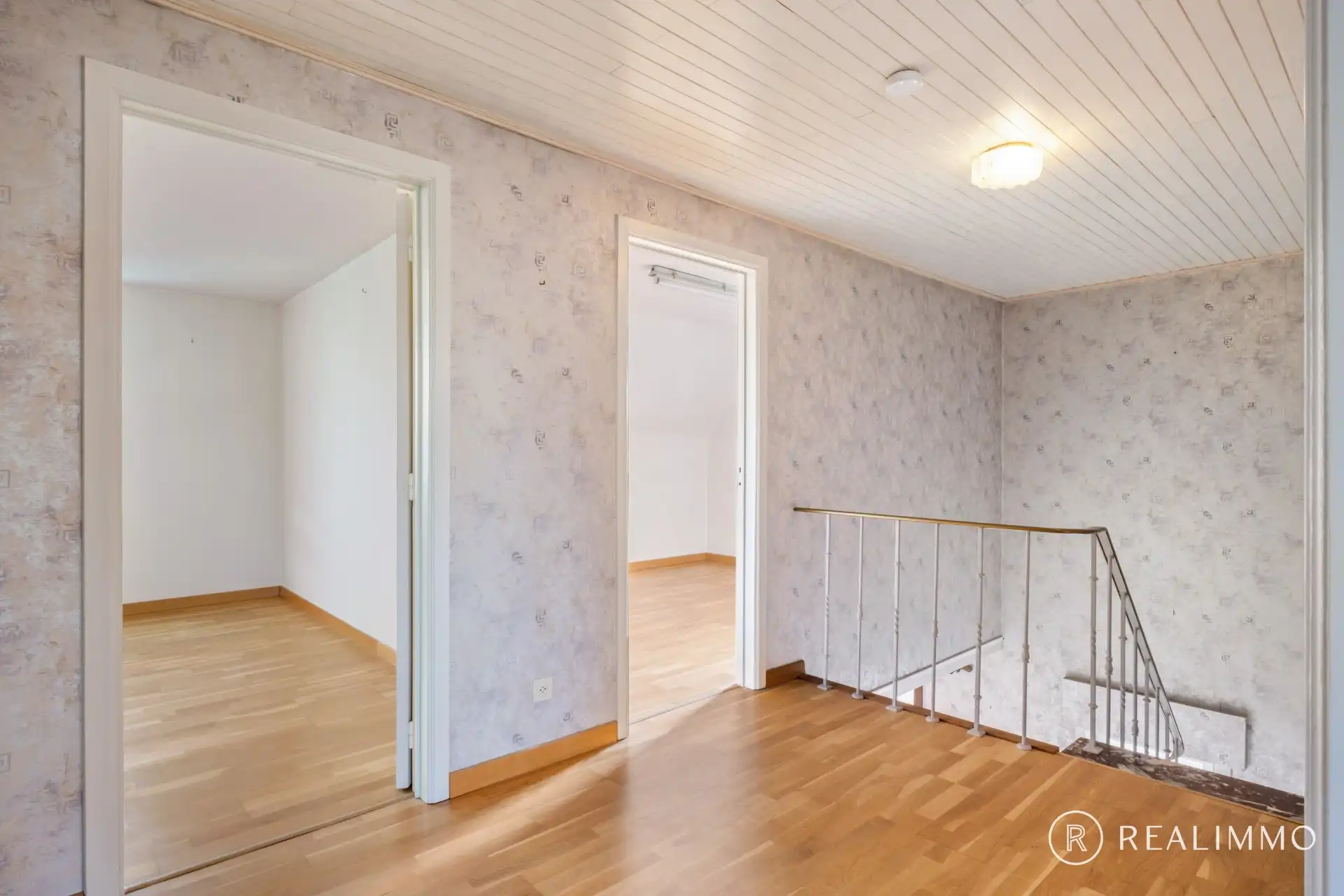 Ruime half open woning met 4 slaapkamers in een rustige woonwijk foto 11