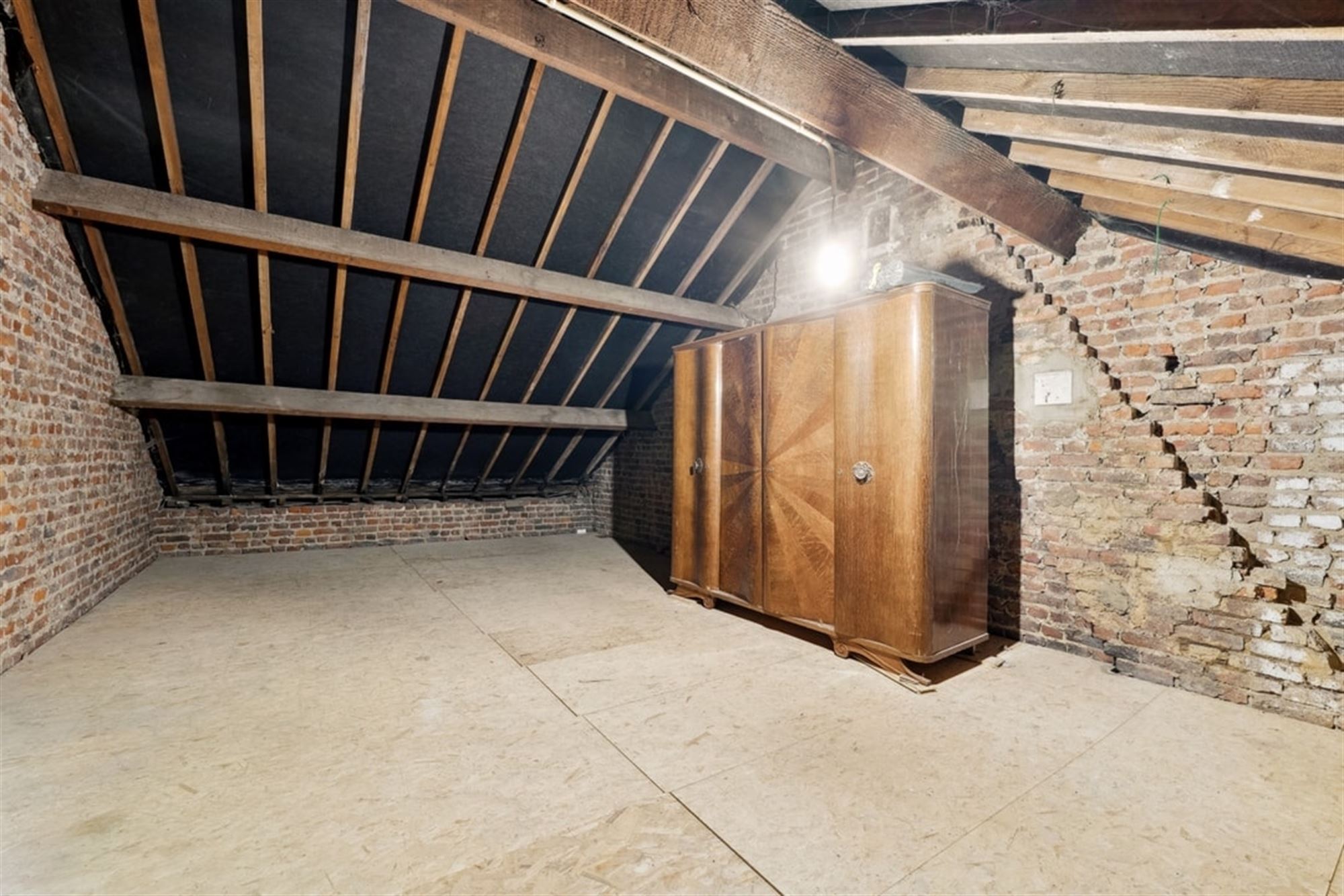 KNUSSE RIJWONING VLAKBIJ HET CENTRUM VAN LANDEN   foto 17