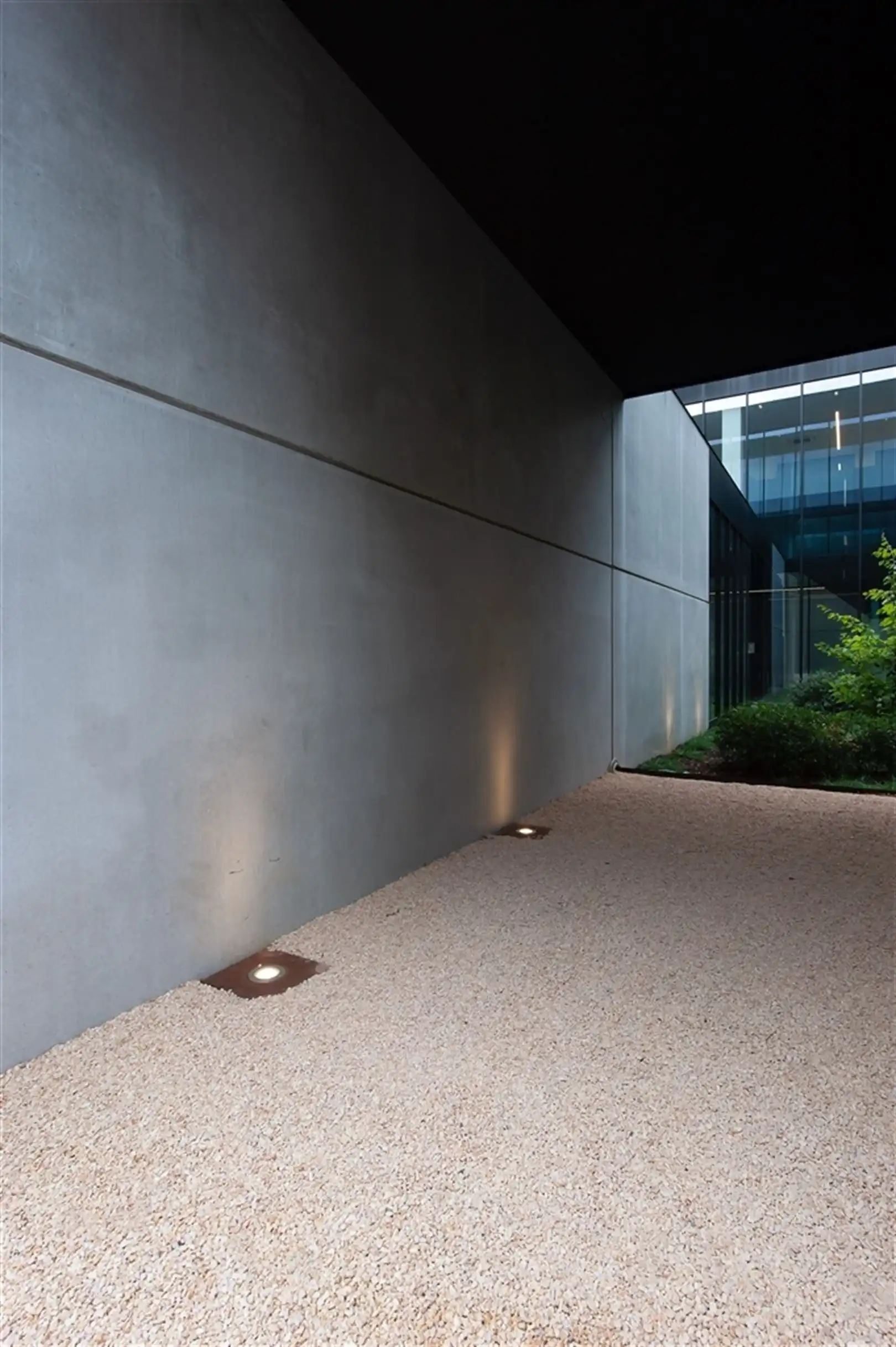 Modern bedrijfspand met kantoren te Harelbeke foto 19