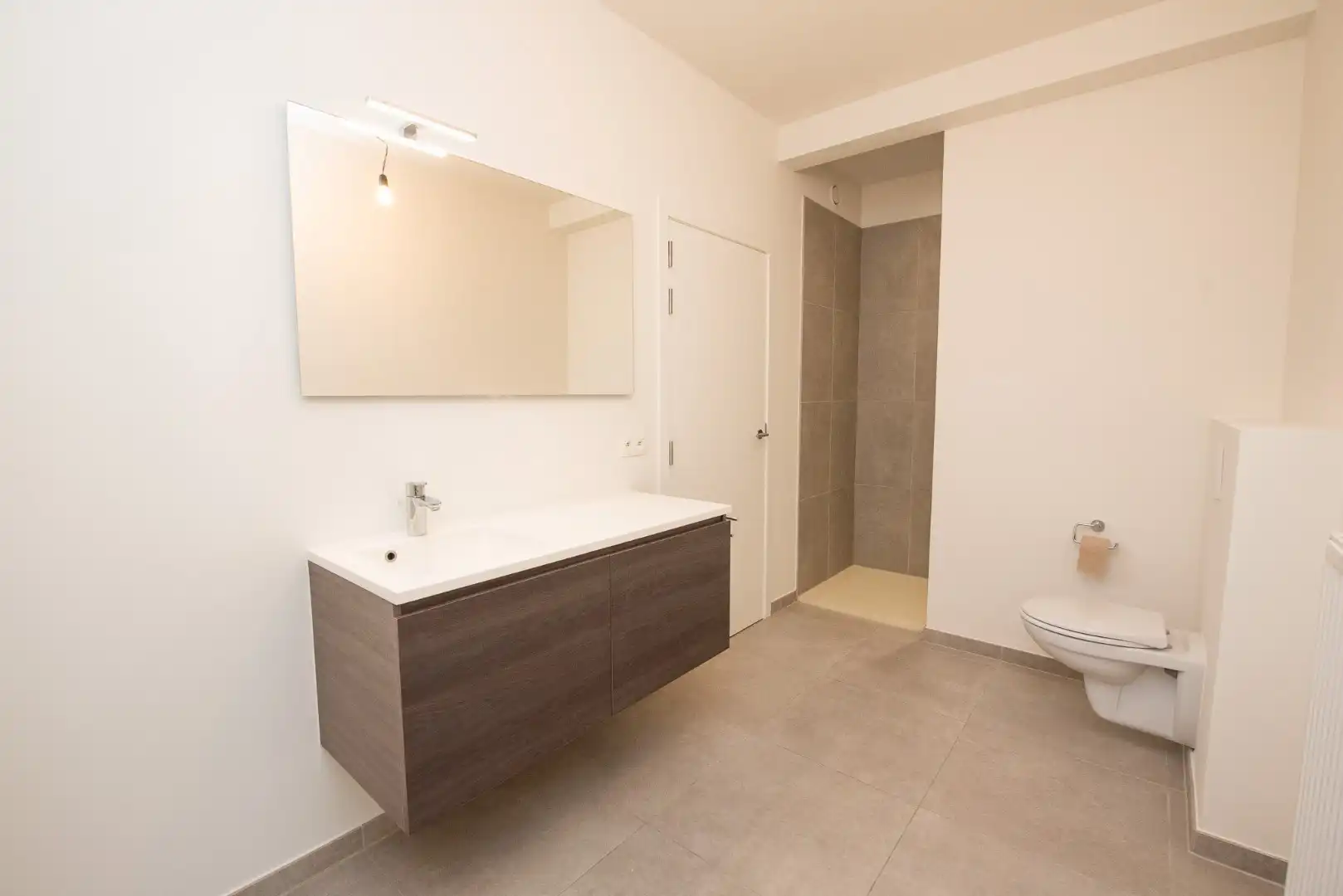 Prachtig gelijkvloers appartement te Sint-Eloois-Vijve met tuintje en overdekt terras.  foto 19