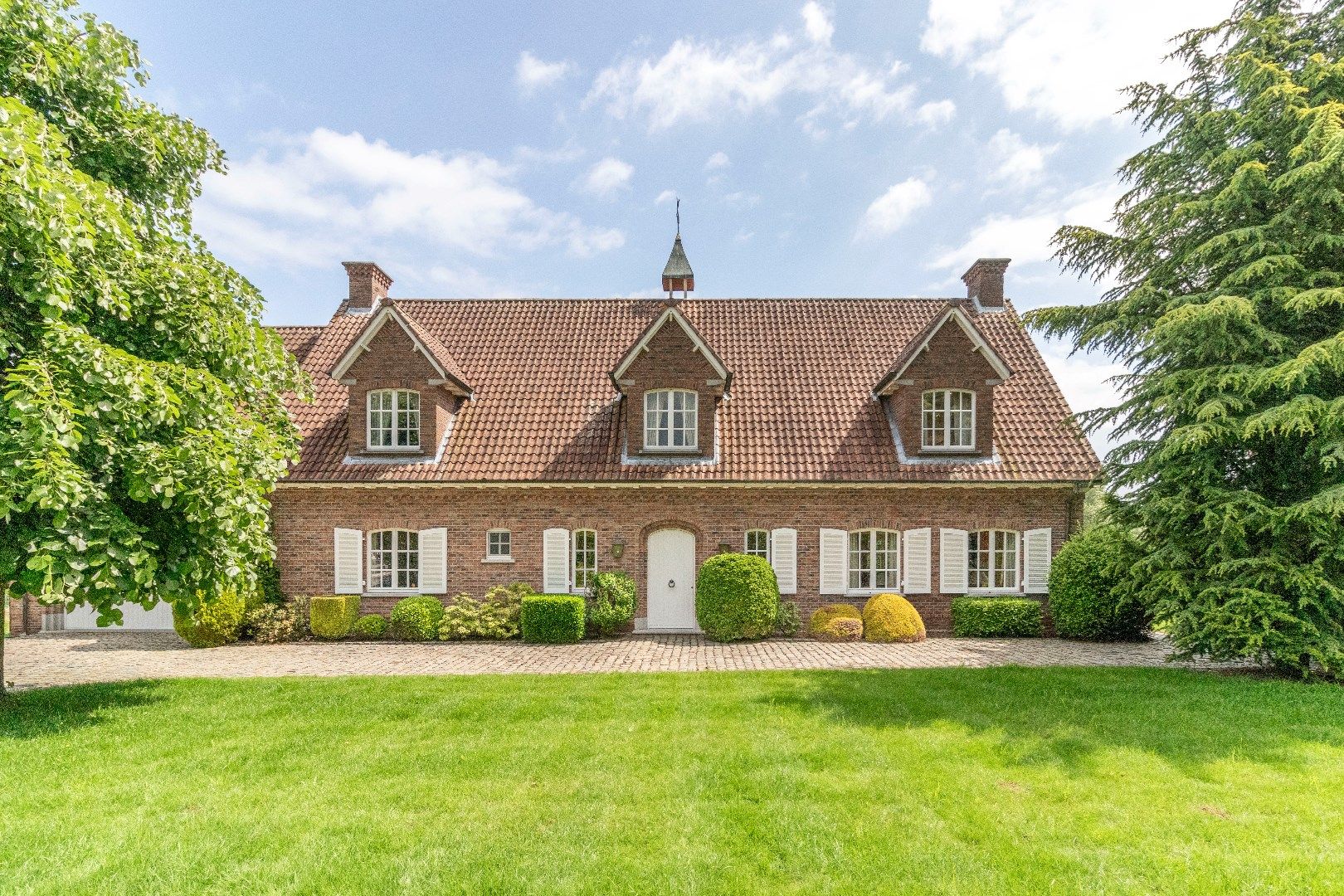 Landshuis met uiterst luxueuze afwerking! foto {{pictureIndex}}